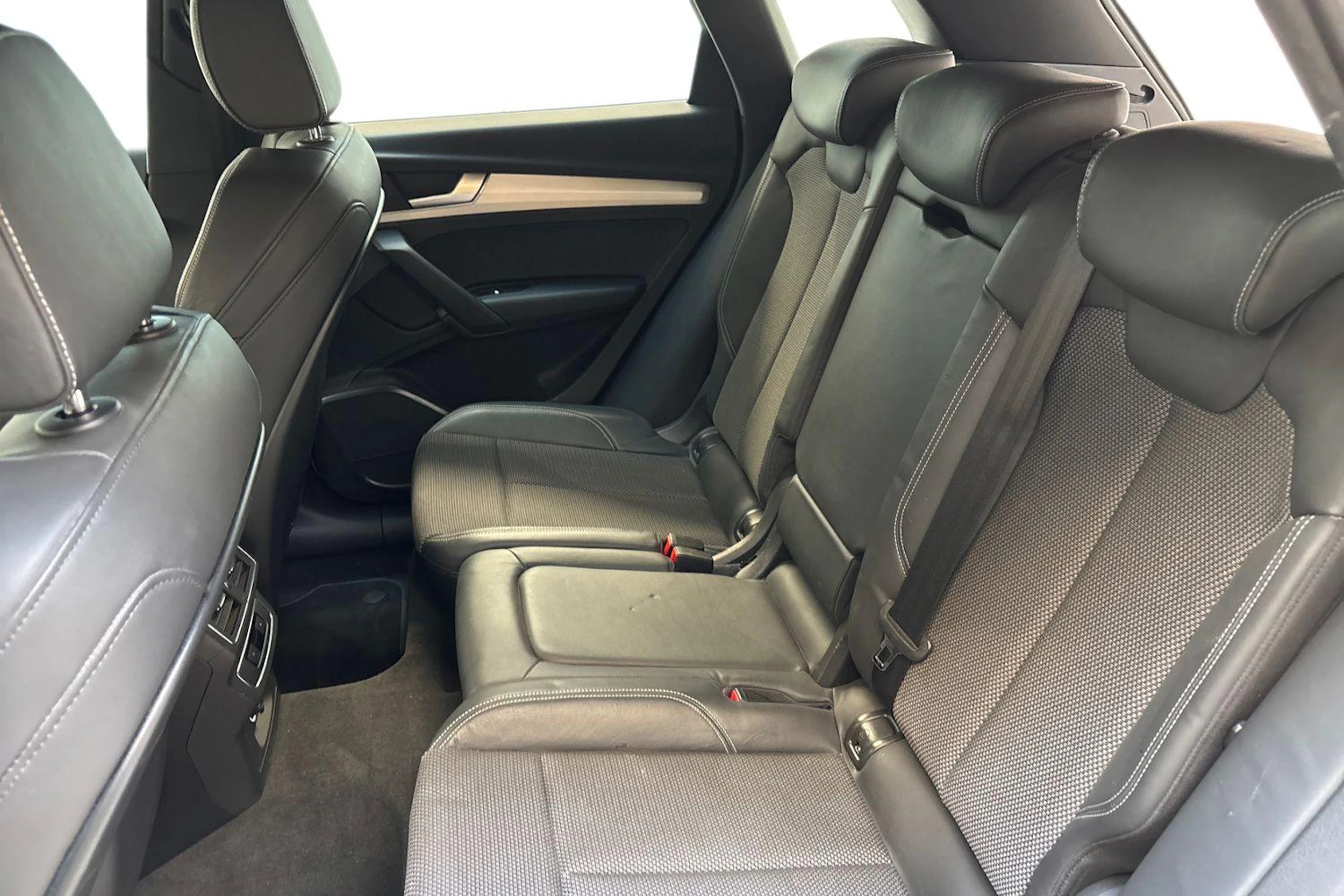 valkoinen Audi Q5 2018 kuva 11.
