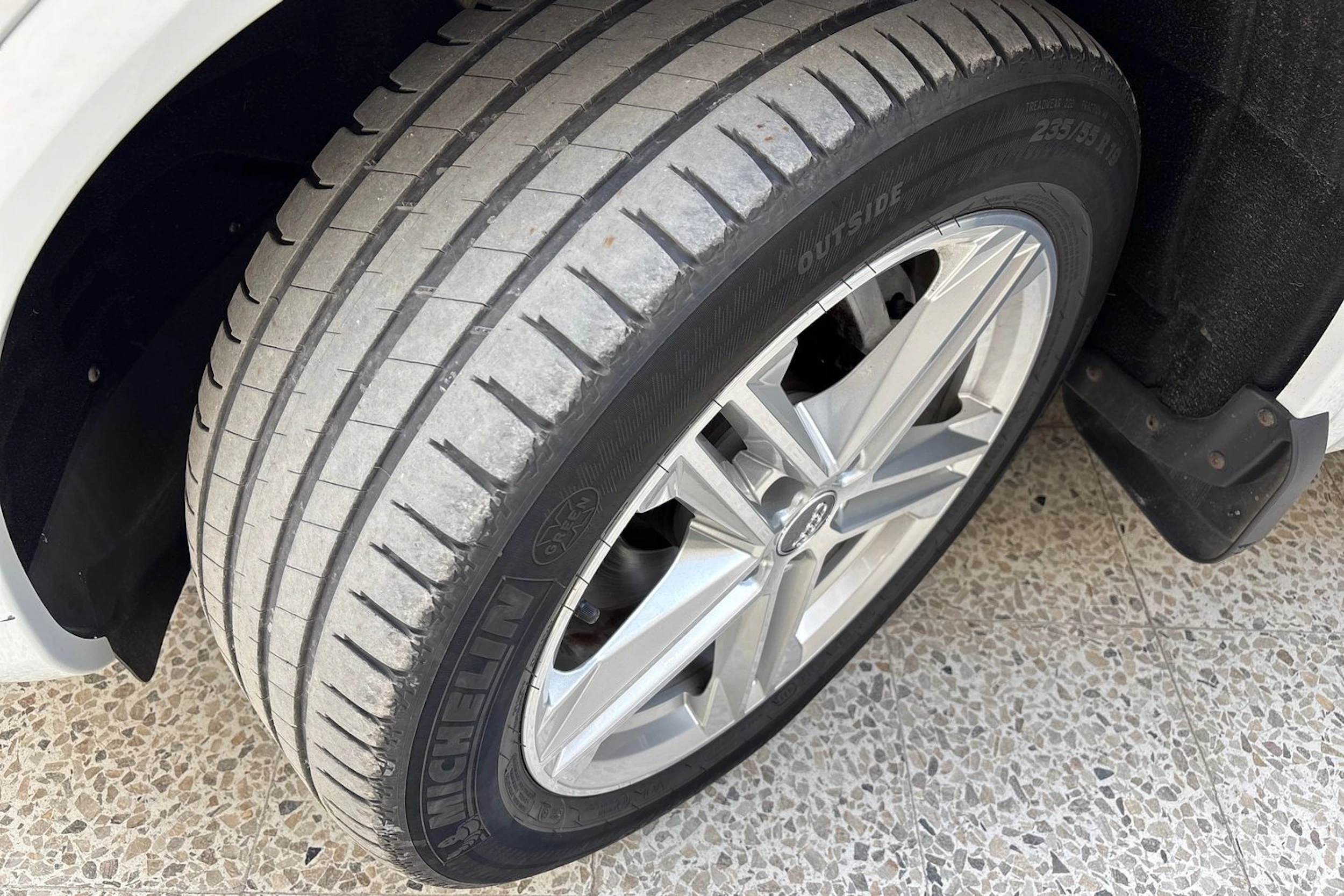 valkoinen Audi Q5 2018 kuva 13.