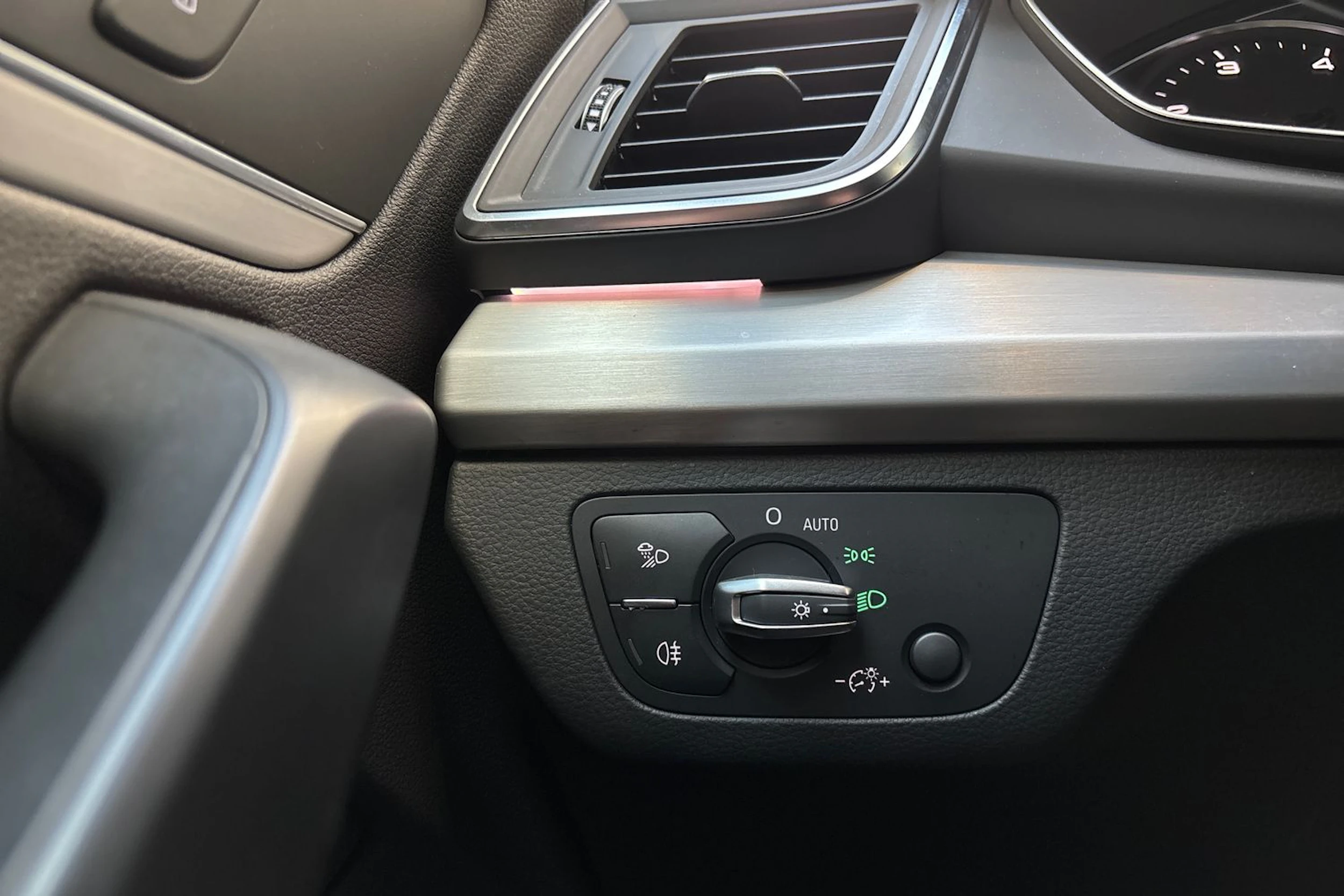 valkoinen Audi Q5 2018 kuva 19.