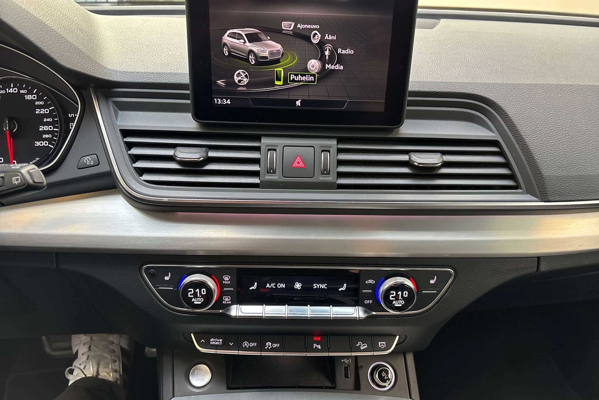valkoinen Audi Q5 2018 kuva 24.