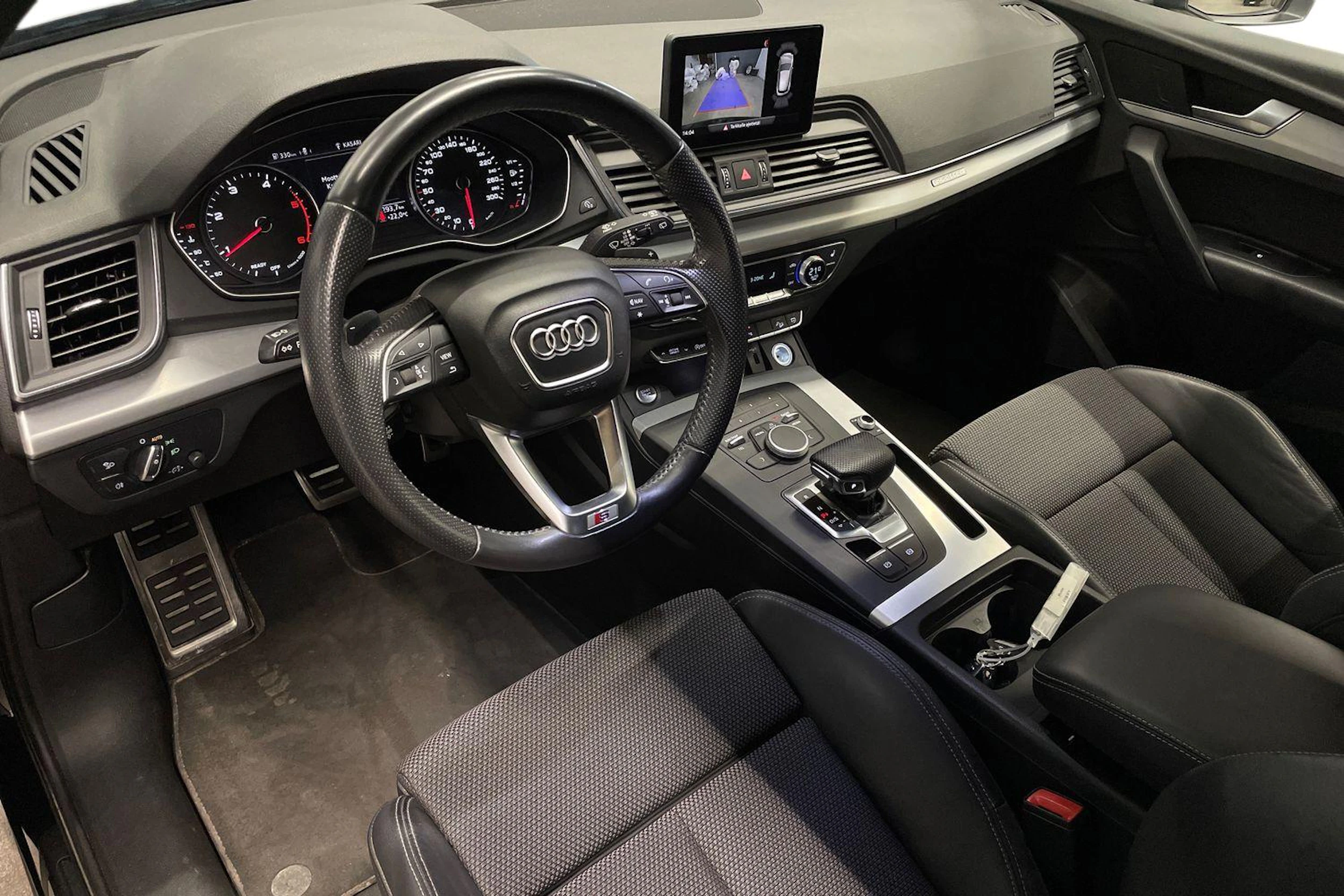Musta Audi Q5 2018 kuva 6.