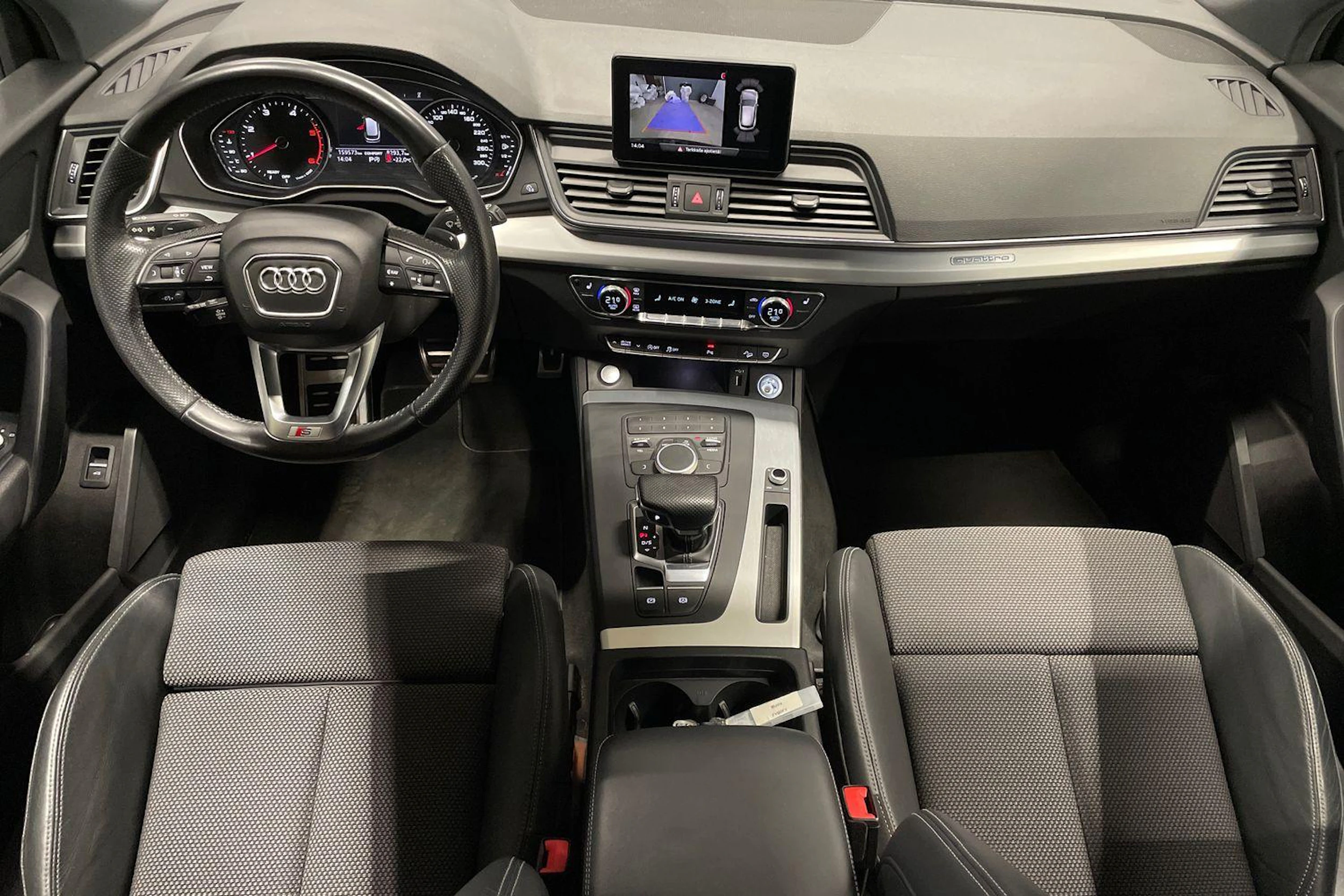 Musta Audi Q5 2018 kuva 7.