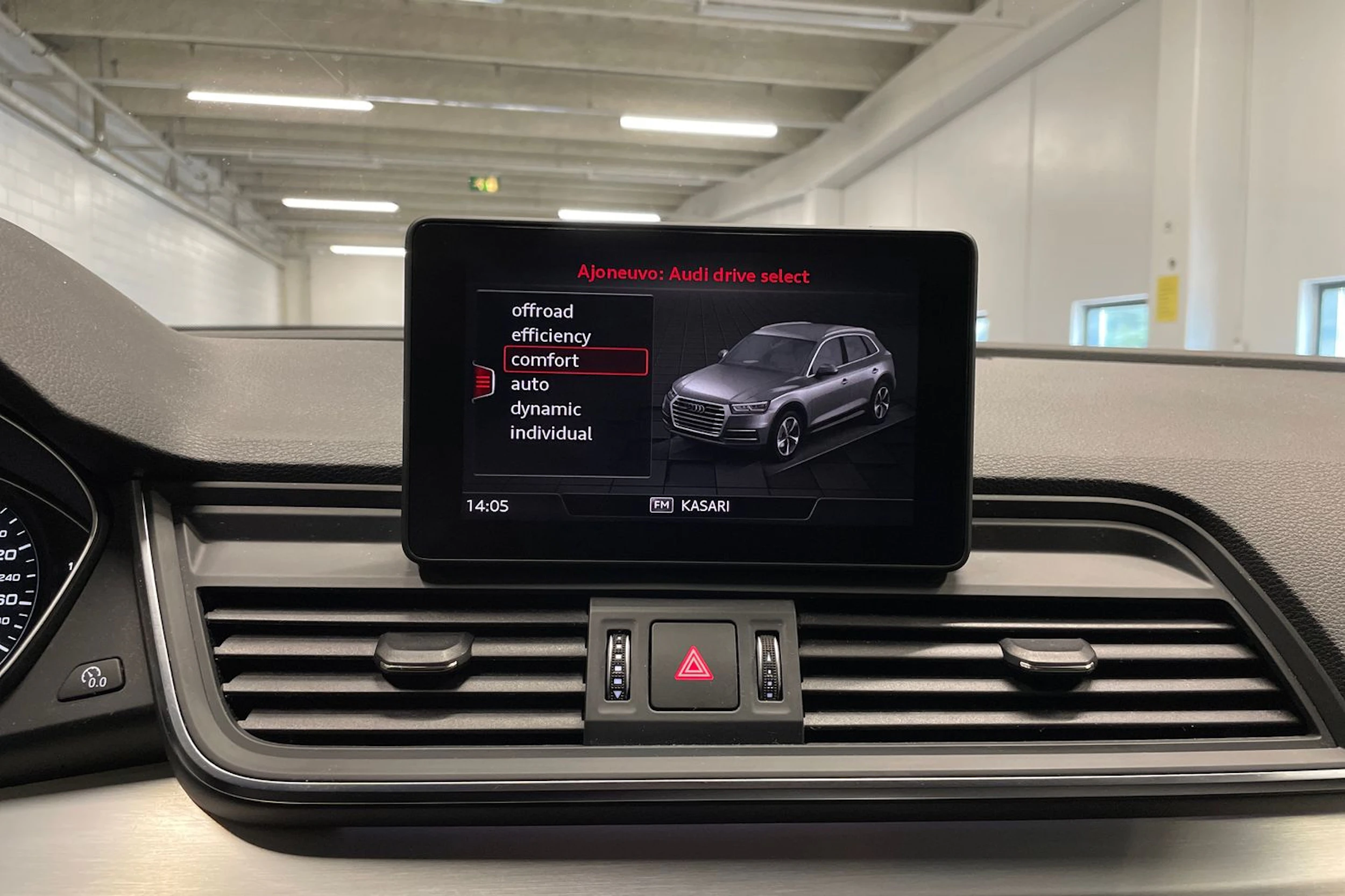 Musta Audi Q5 2018 kuva 16.