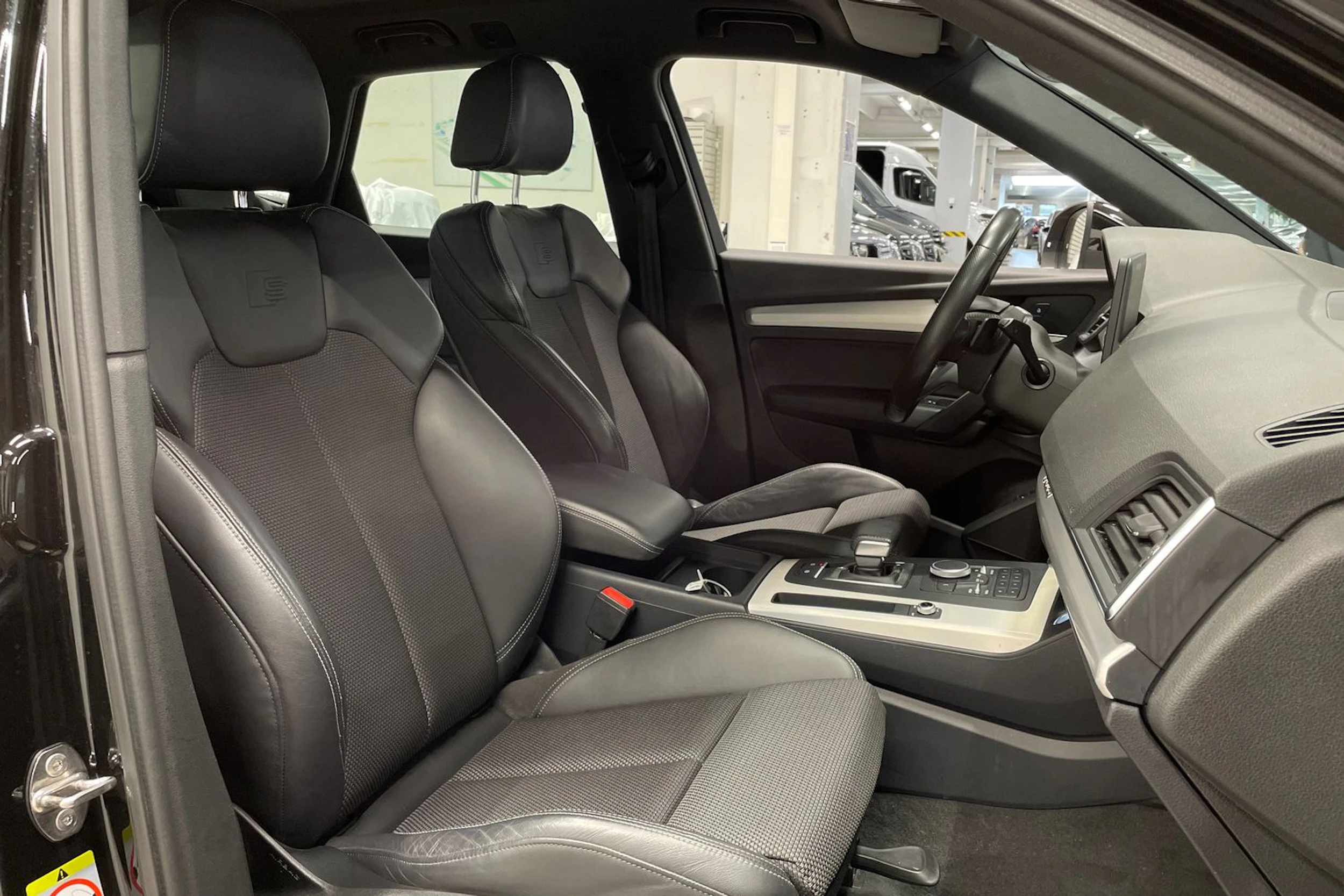 Musta Audi Q5 2018 kuva 24.