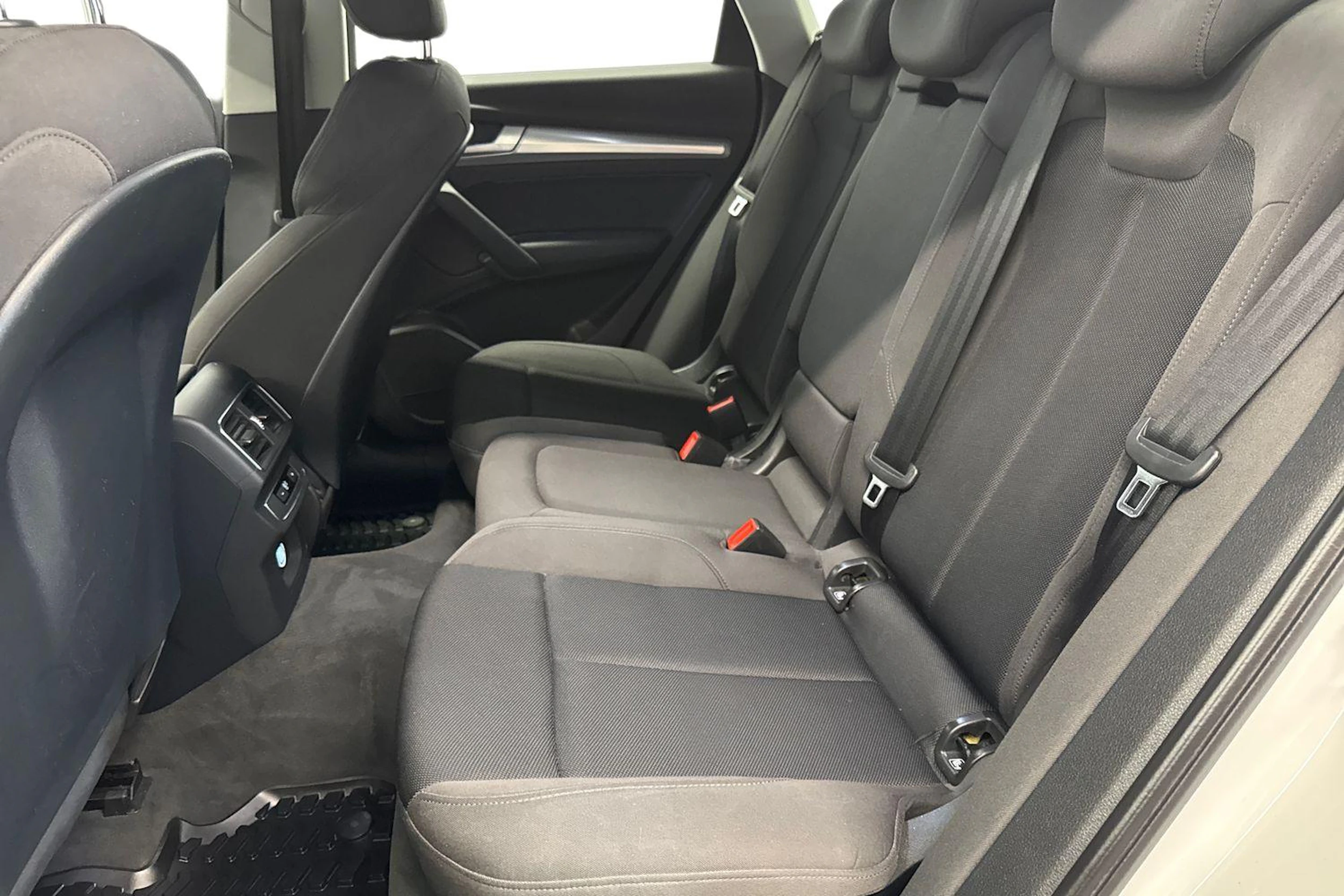 valkoinen Audi Q5 2018 kuva 8.