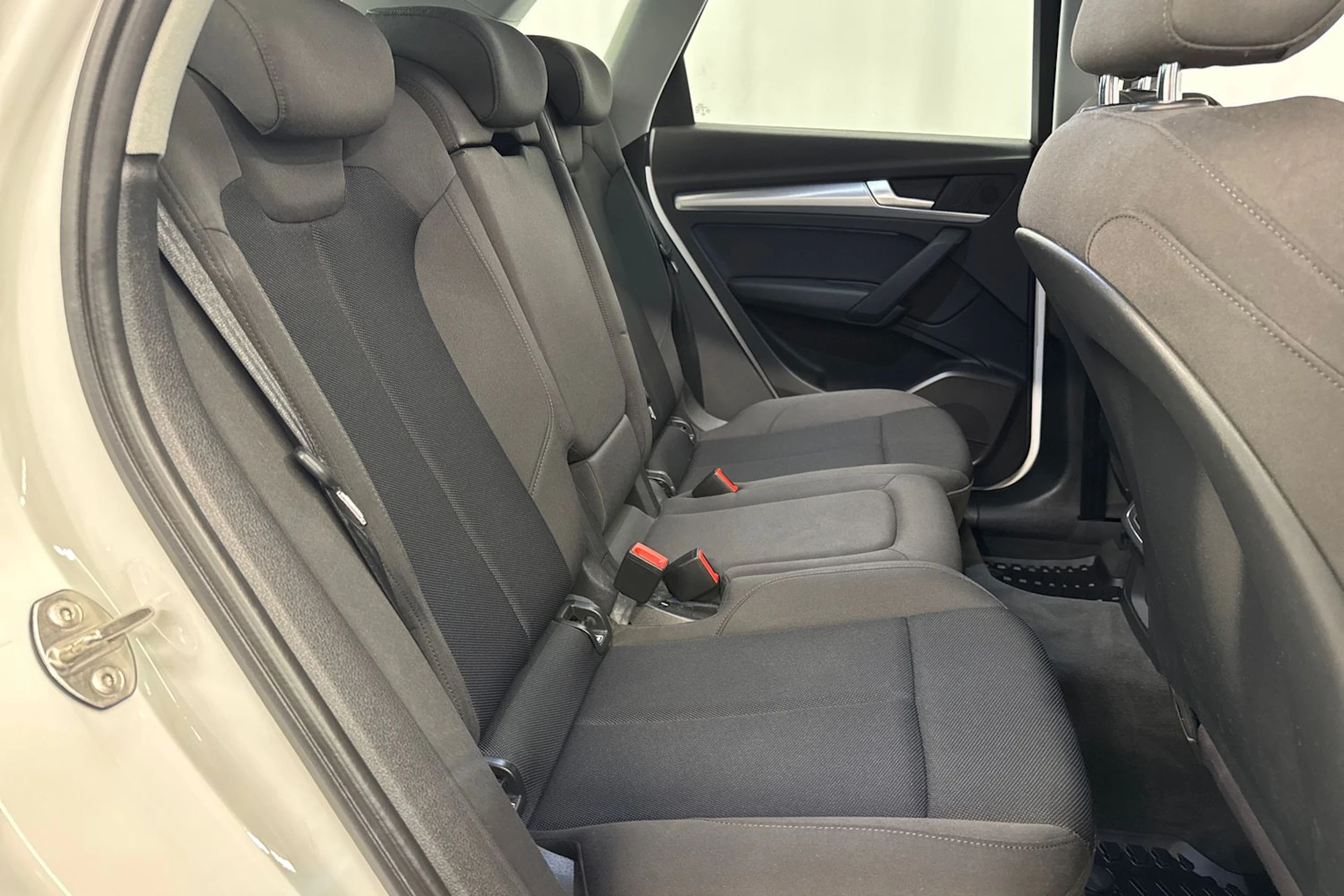 valkoinen Audi Q5 2018 kuva 12.