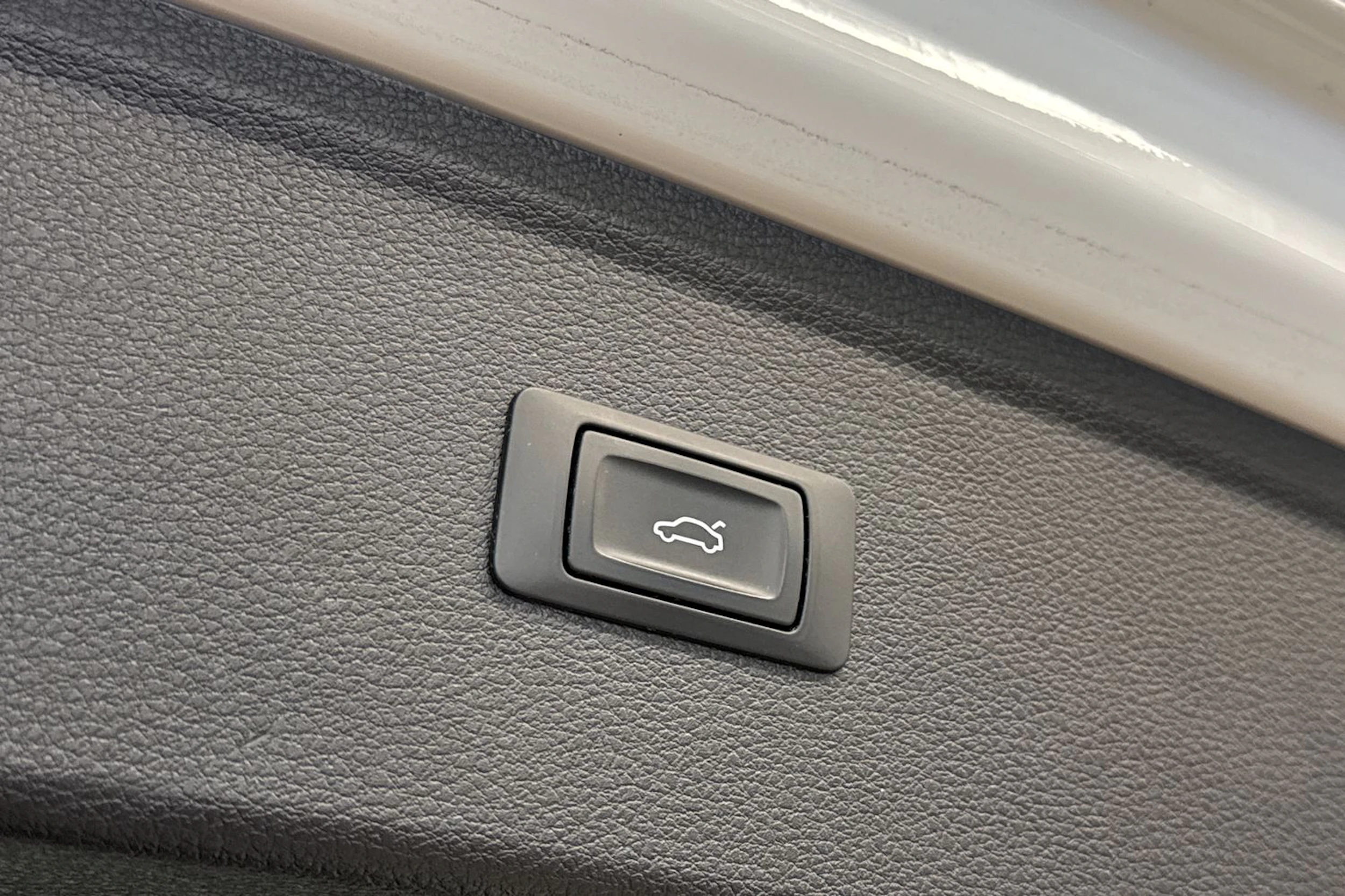 valkoinen Audi Q5 2018 kuva 15.