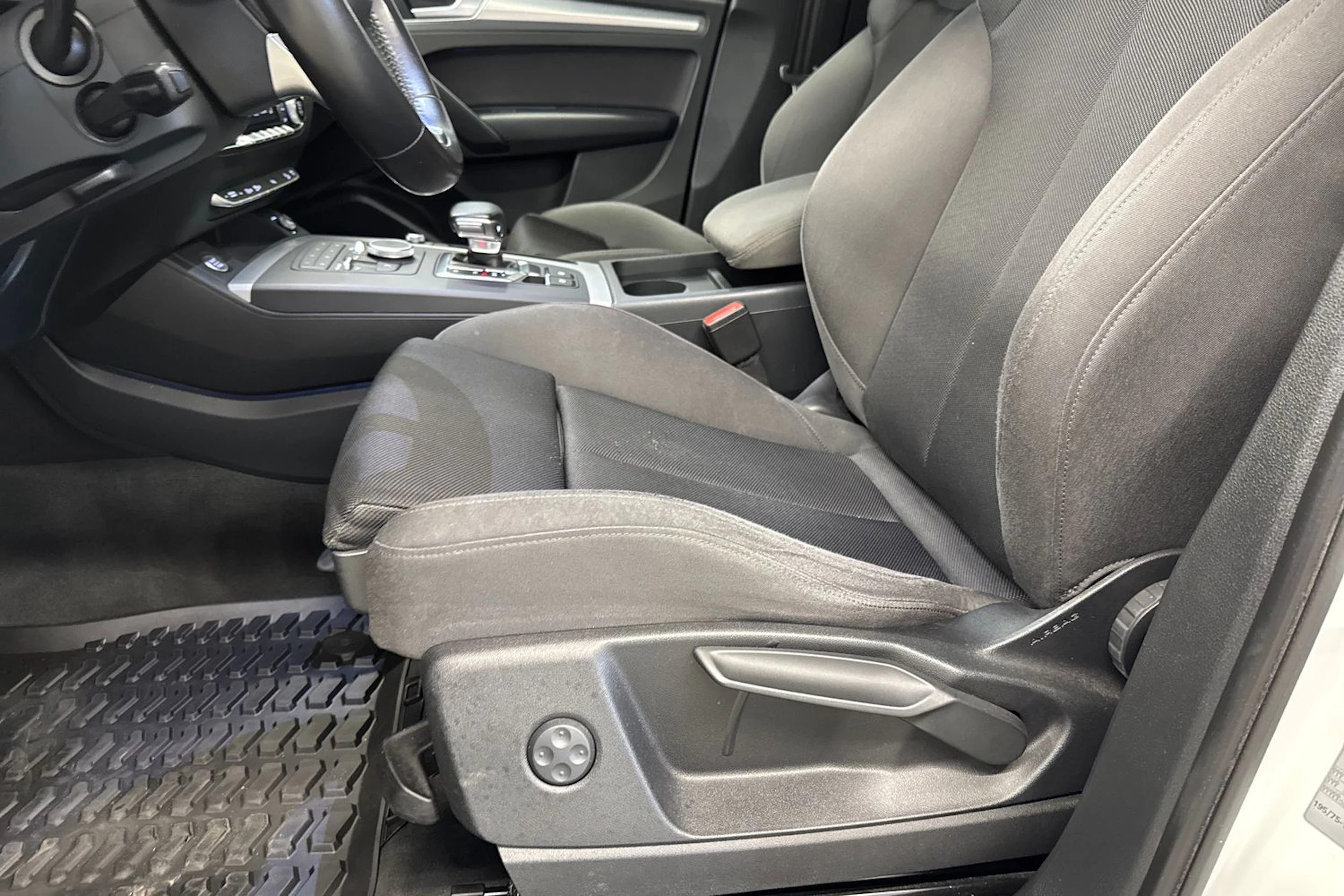 valkoinen Audi Q5 2018 kuva 16.