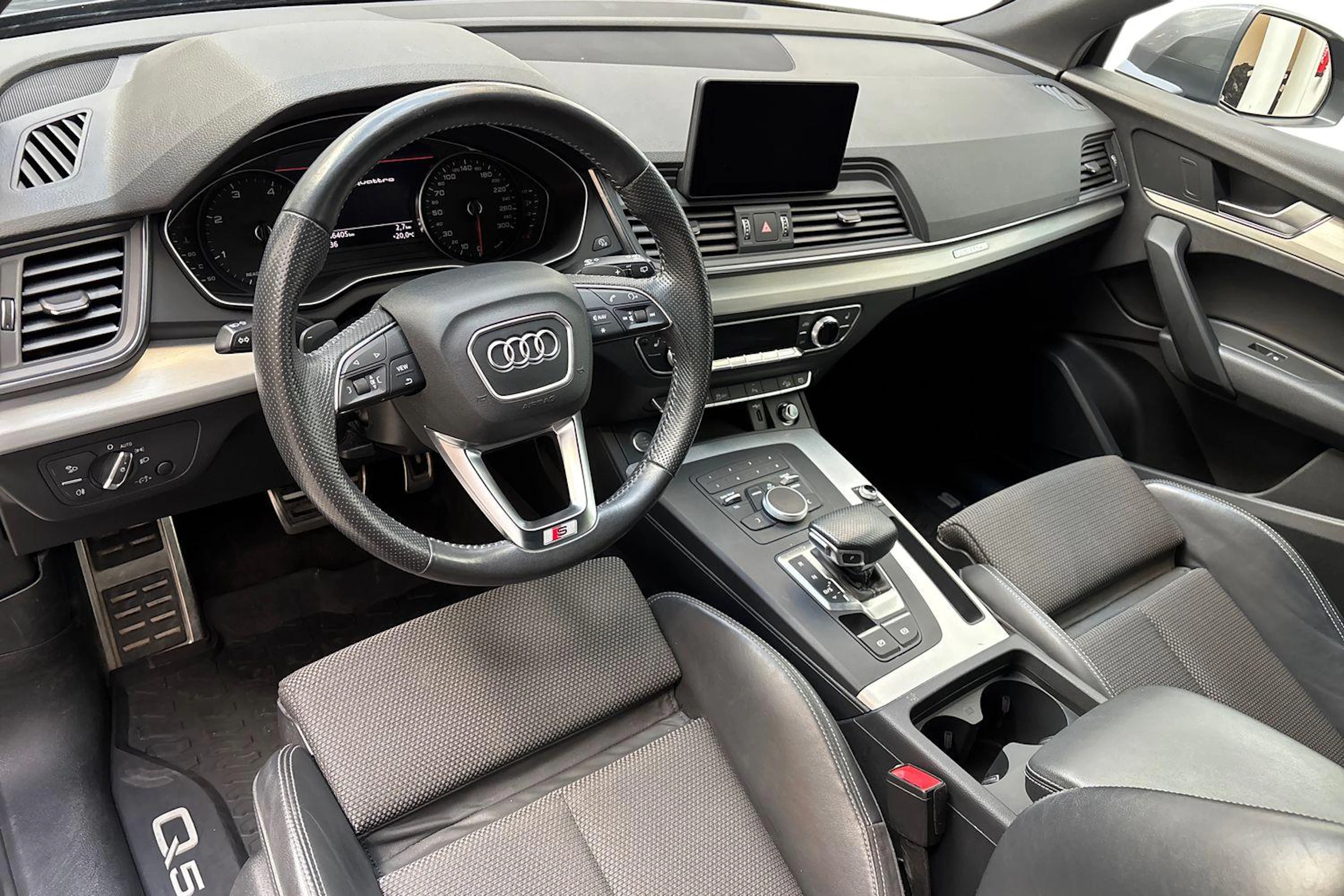 harmaa Audi Q5 2018 kuva 8.