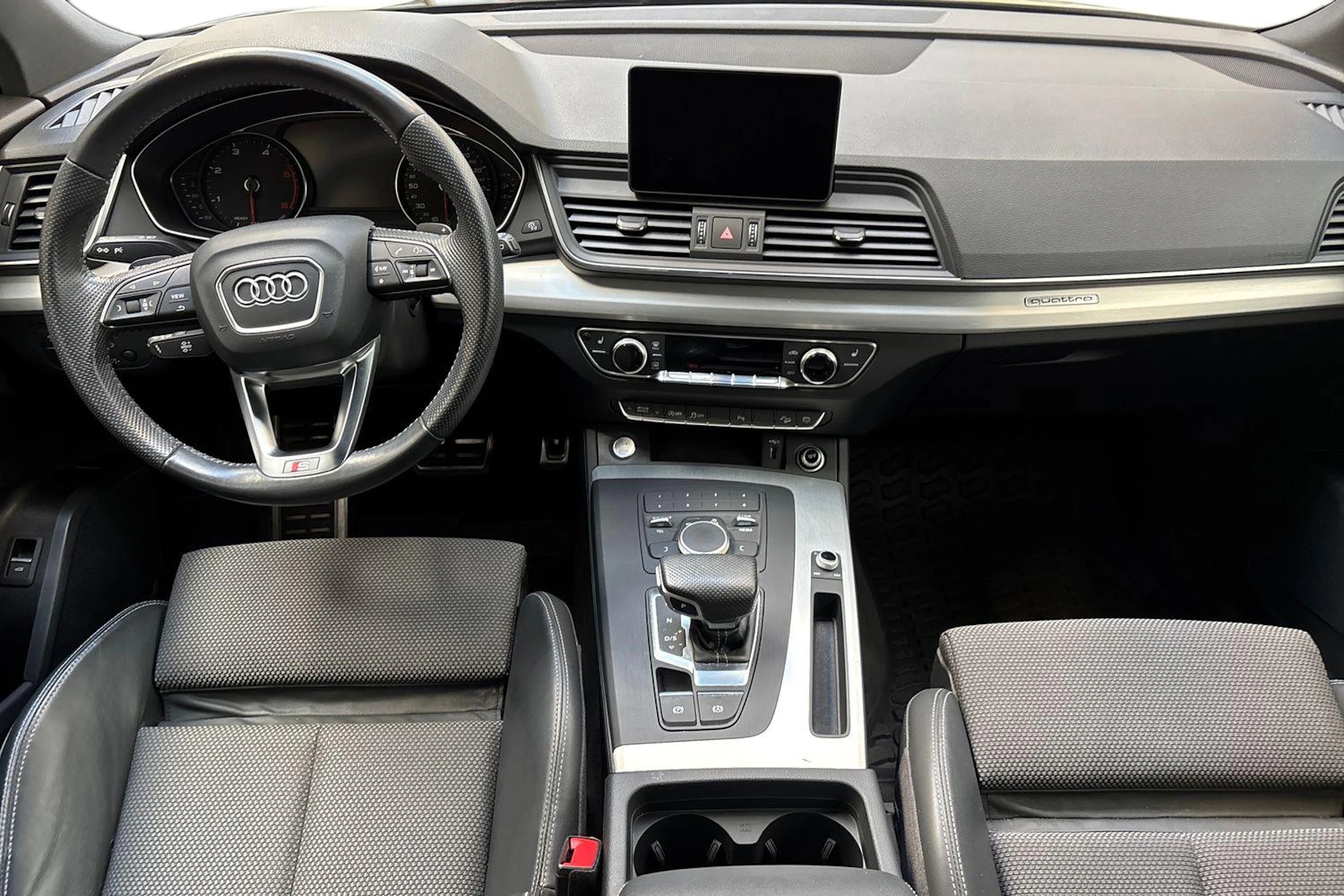 harmaa Audi Q5 2018 kuva 9.