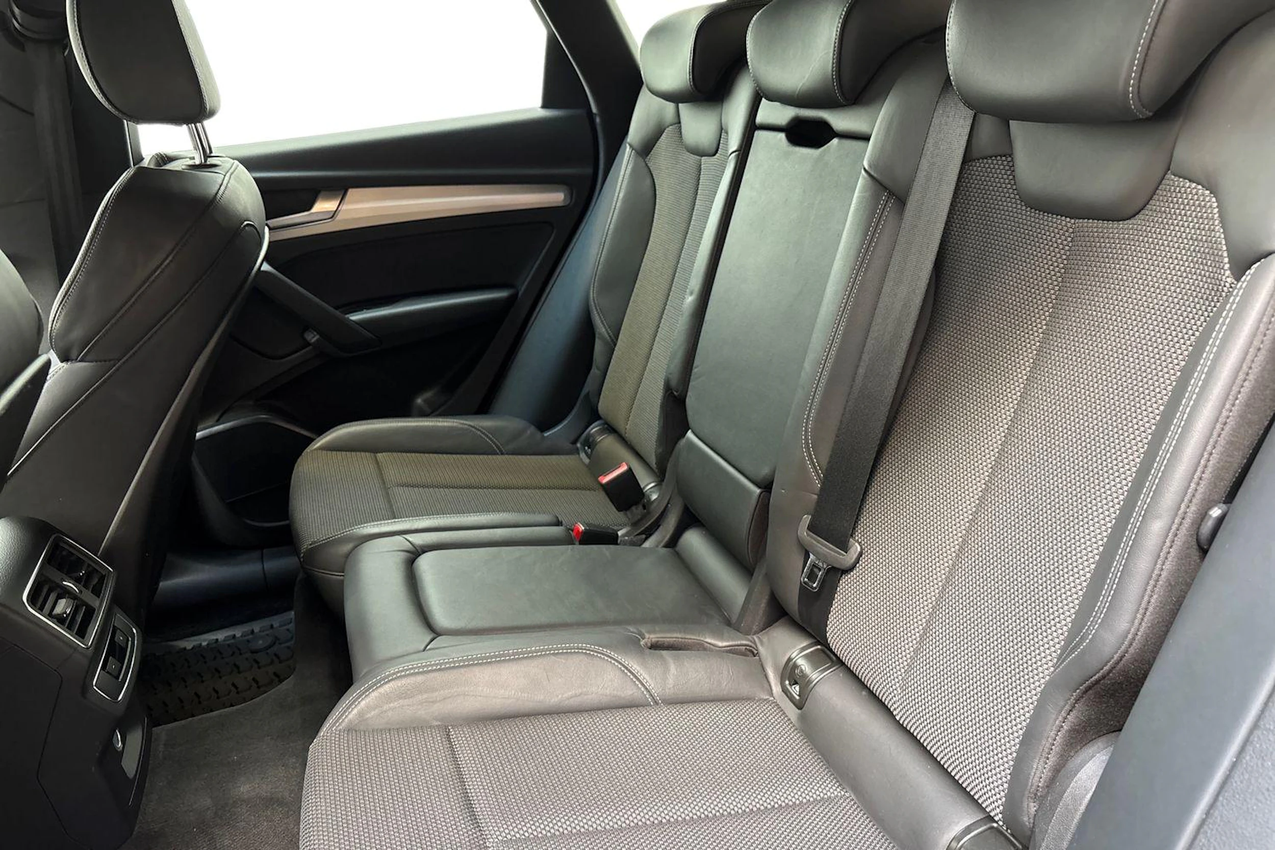 harmaa Audi Q5 2018 kuva 11.