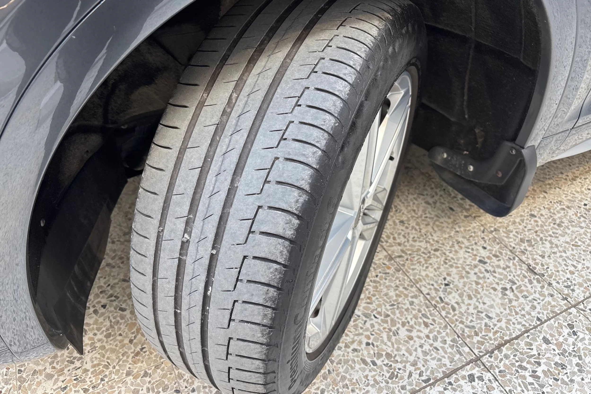 harmaa Audi Q5 2018 kuva 13.