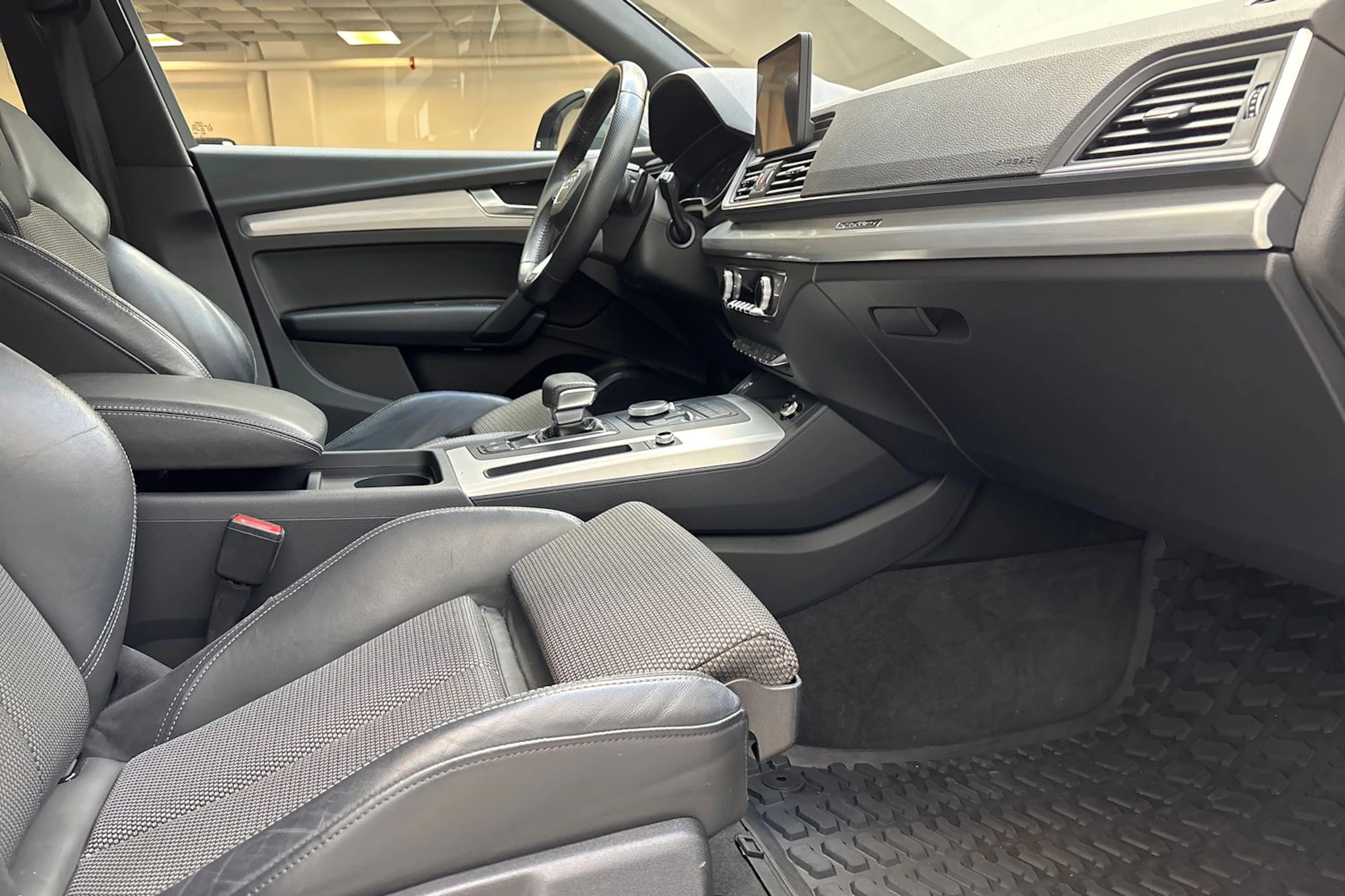 harmaa Audi Q5 2018 kuva 26.