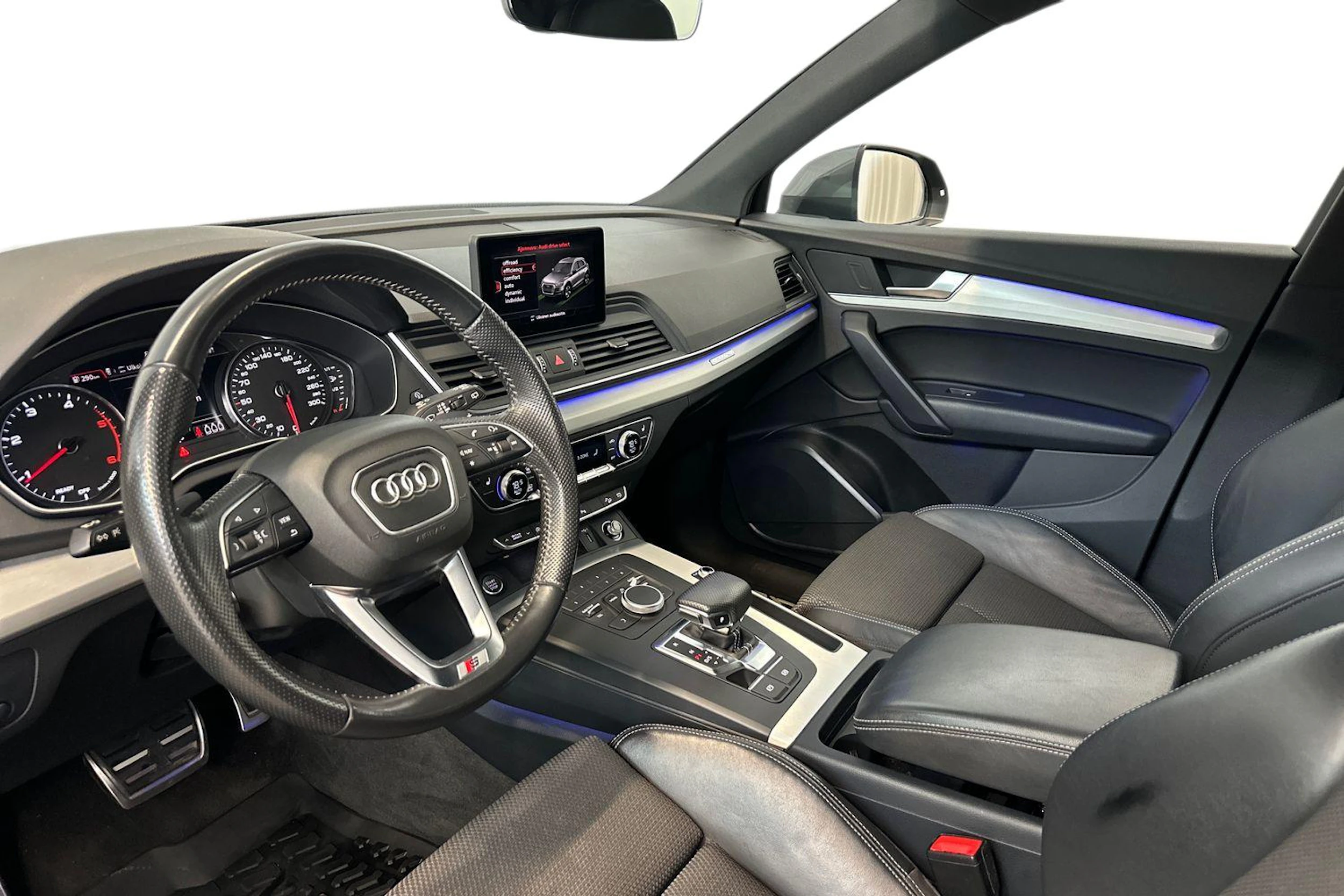 harmaa Audi Q5 2018 kuva 6.