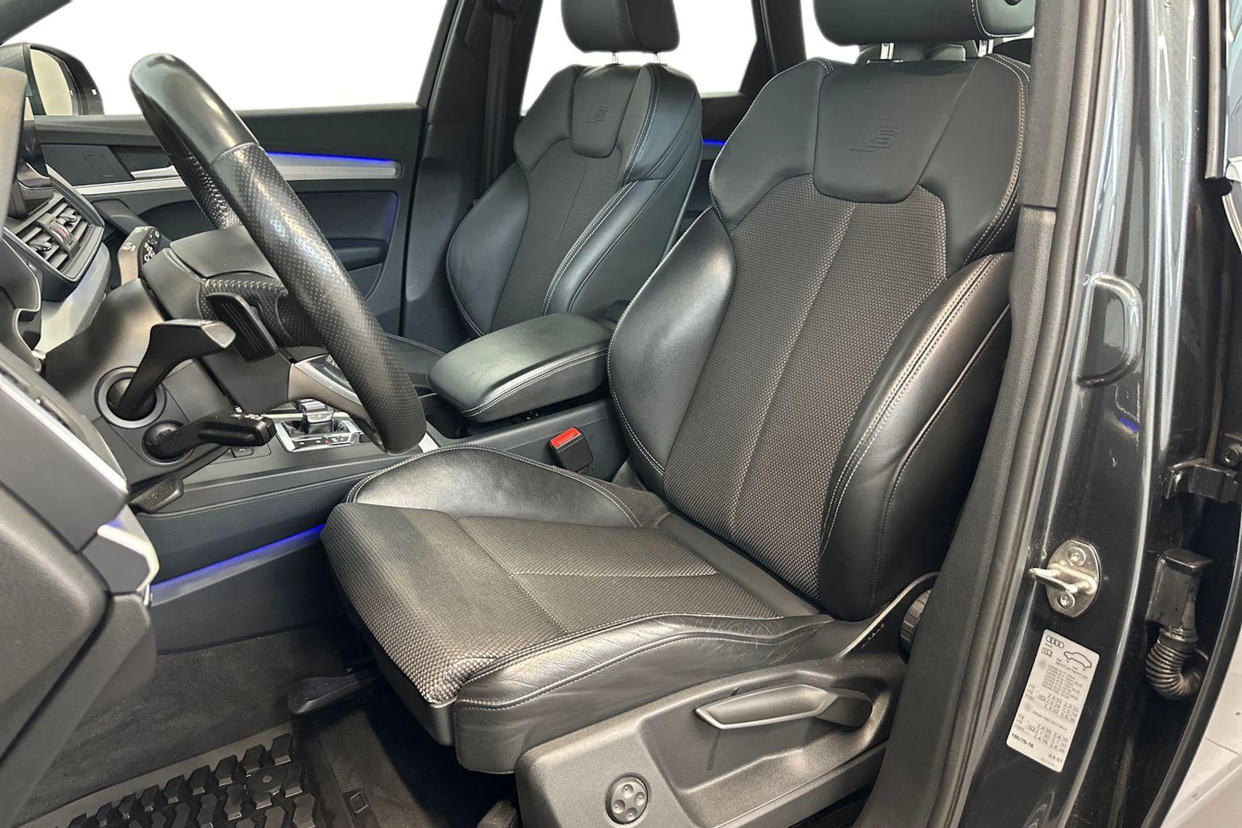 harmaa Audi Q5 2018 kuva 7.