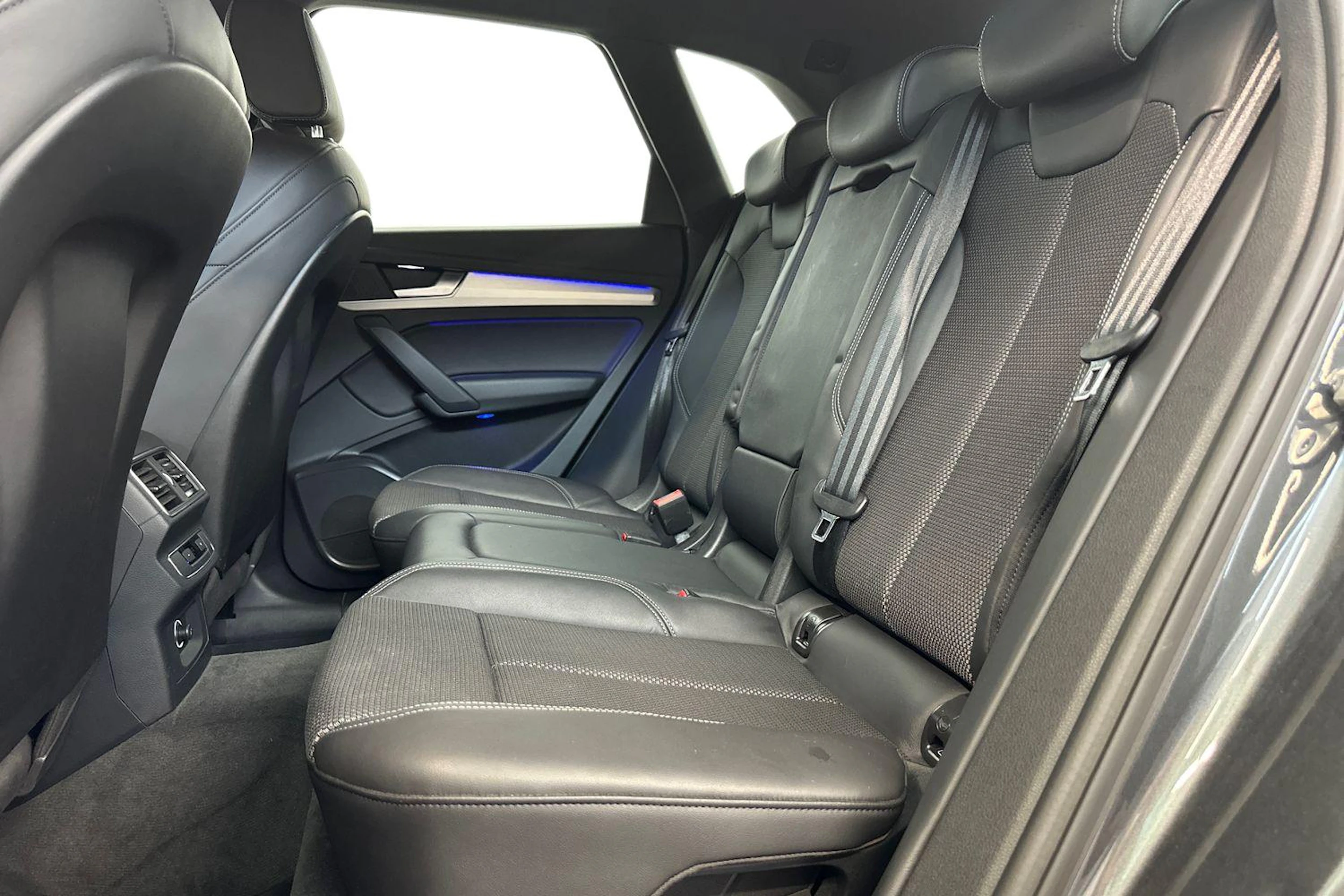 harmaa Audi Q5 2018 kuva 8.
