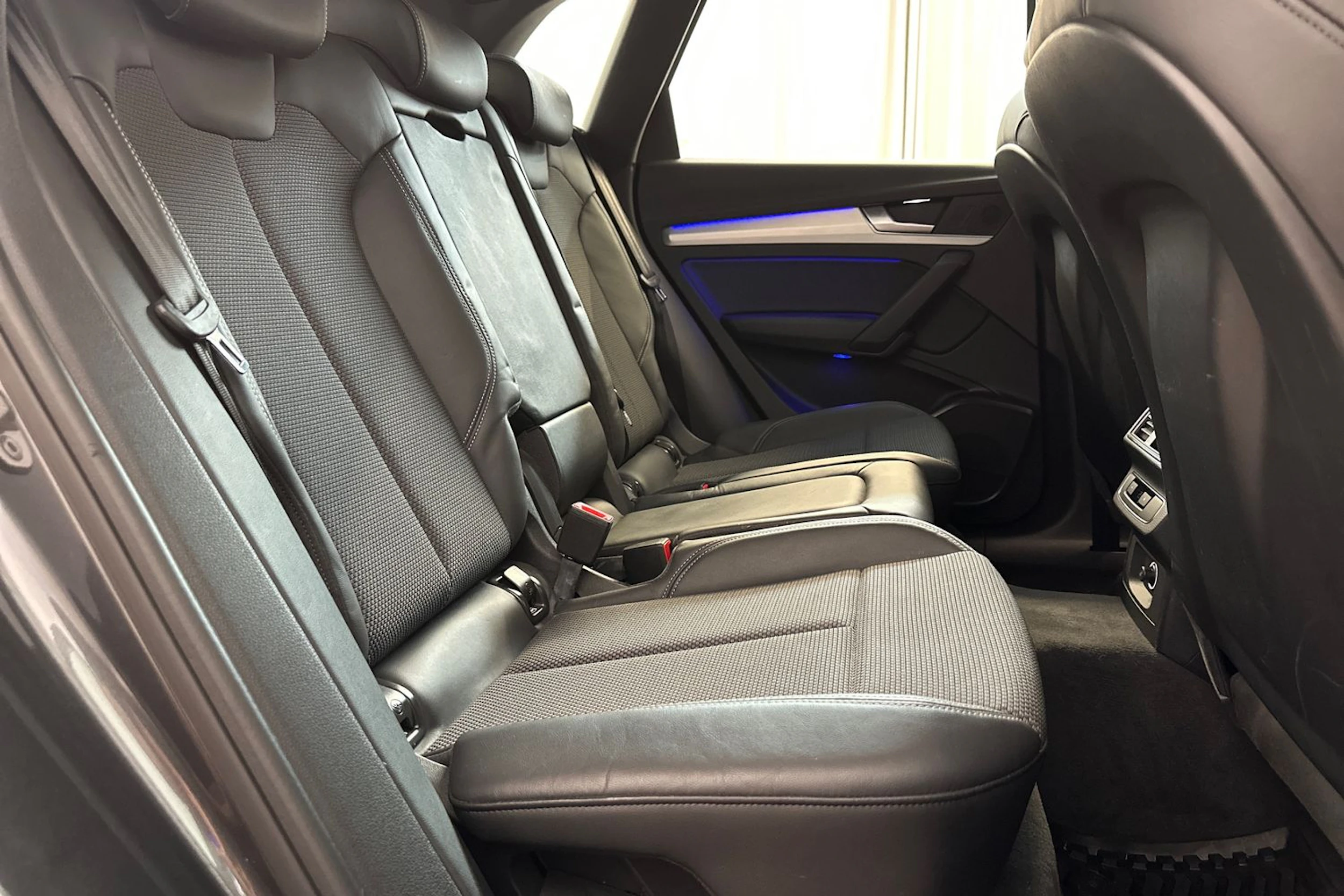 harmaa Audi Q5 2018 kuva 10.