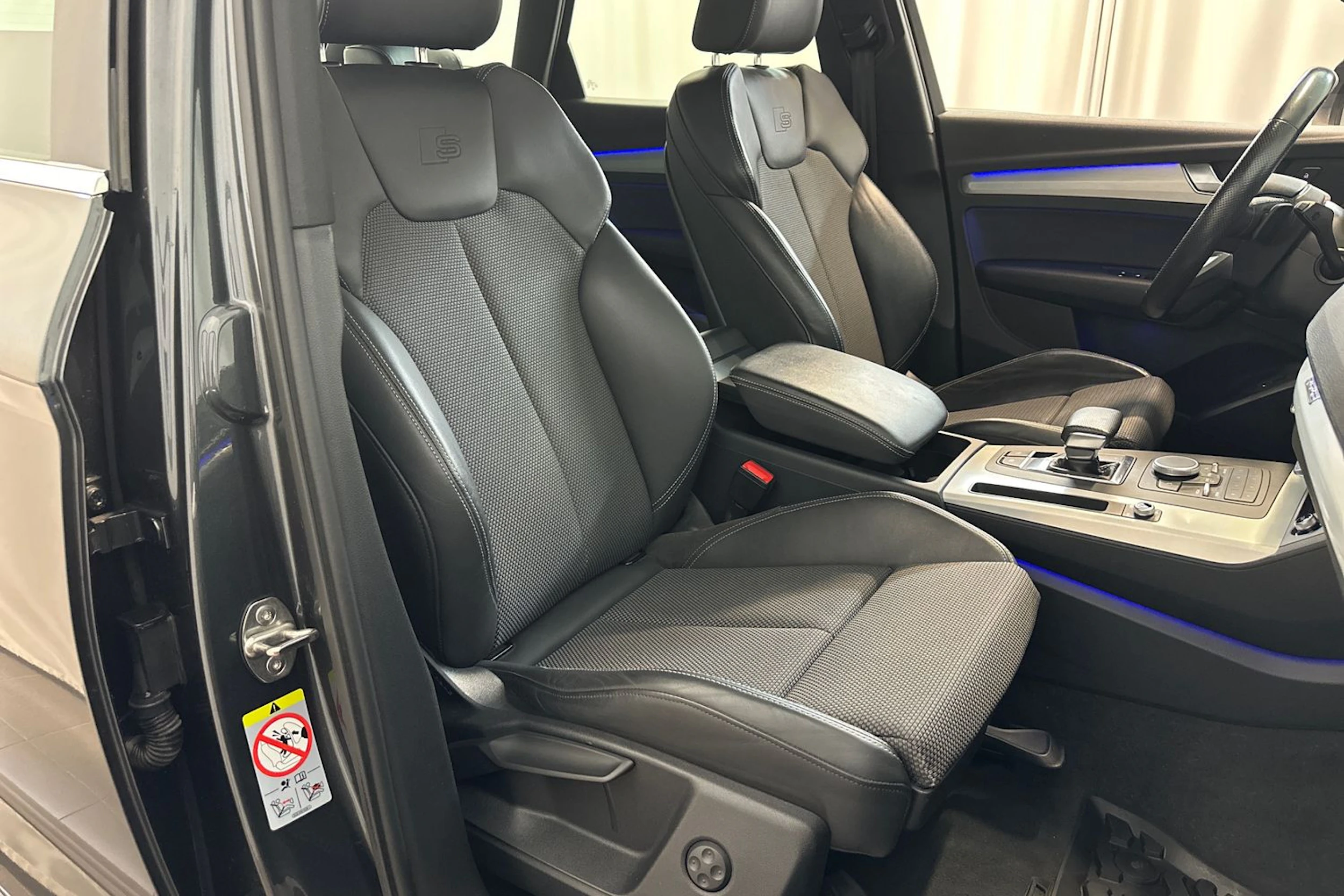 harmaa Audi Q5 2018 kuva 11.