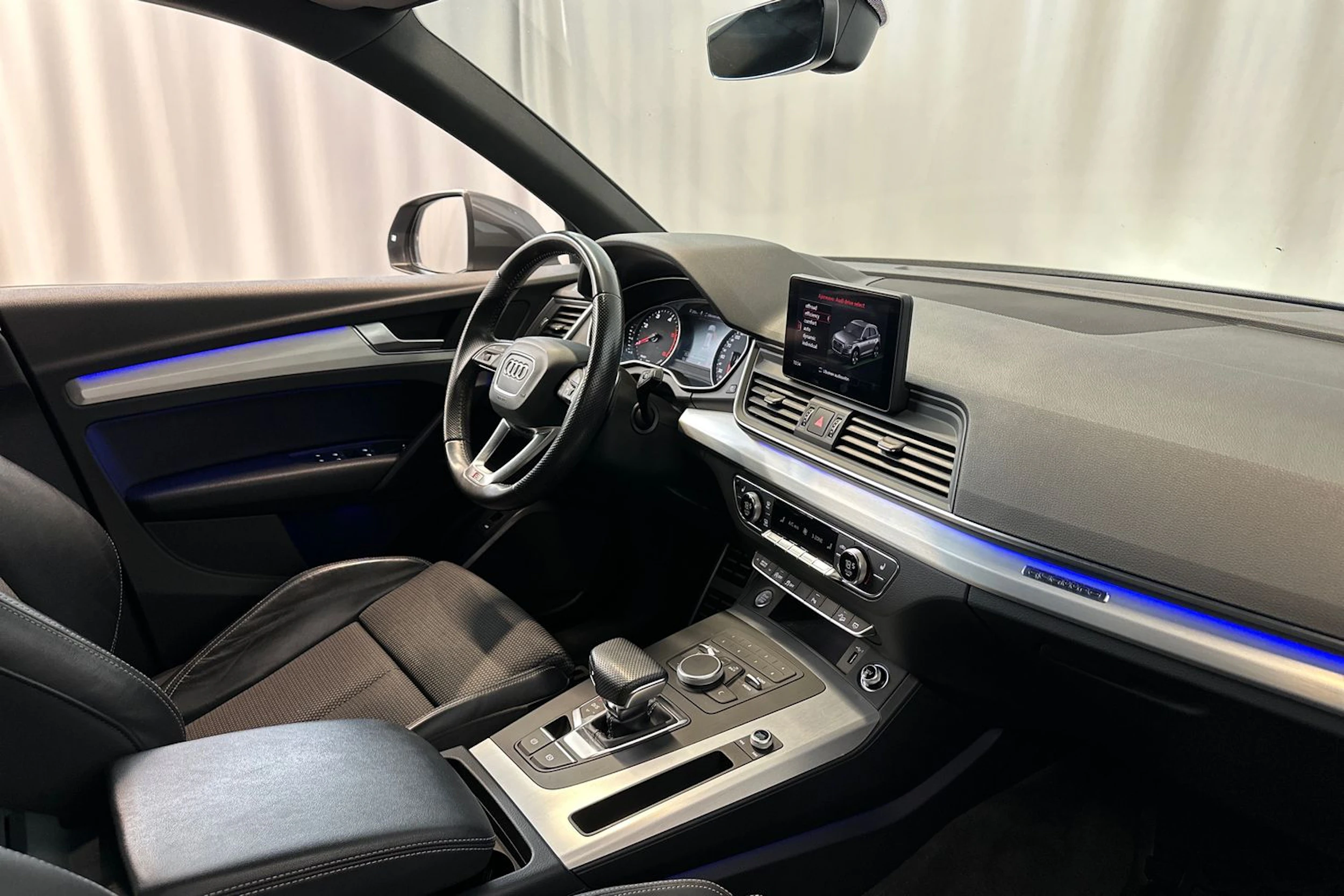 harmaa Audi Q5 2018 kuva 12.