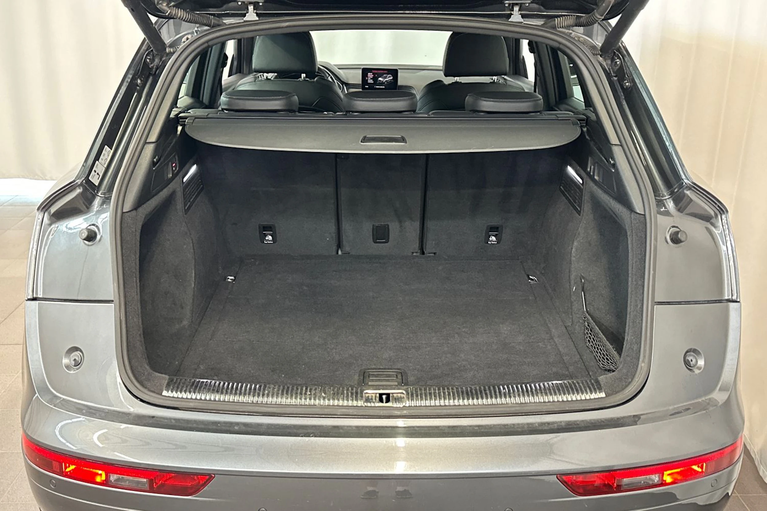 harmaa Audi Q5 2018 kuva 13.