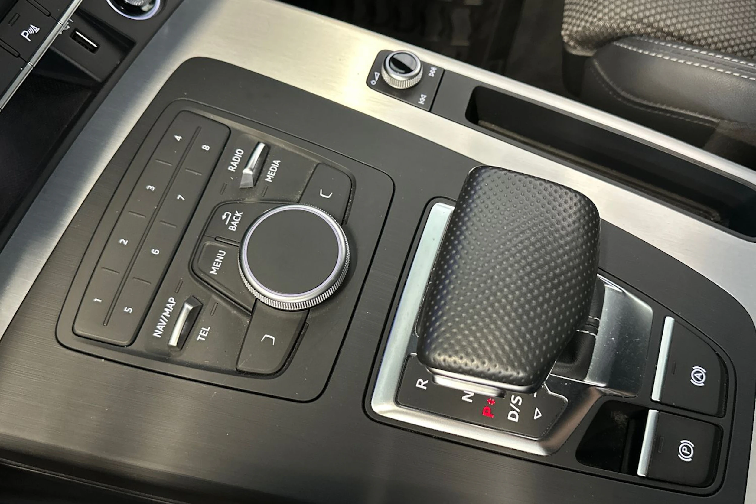 harmaa Audi Q5 2018 kuva 23.