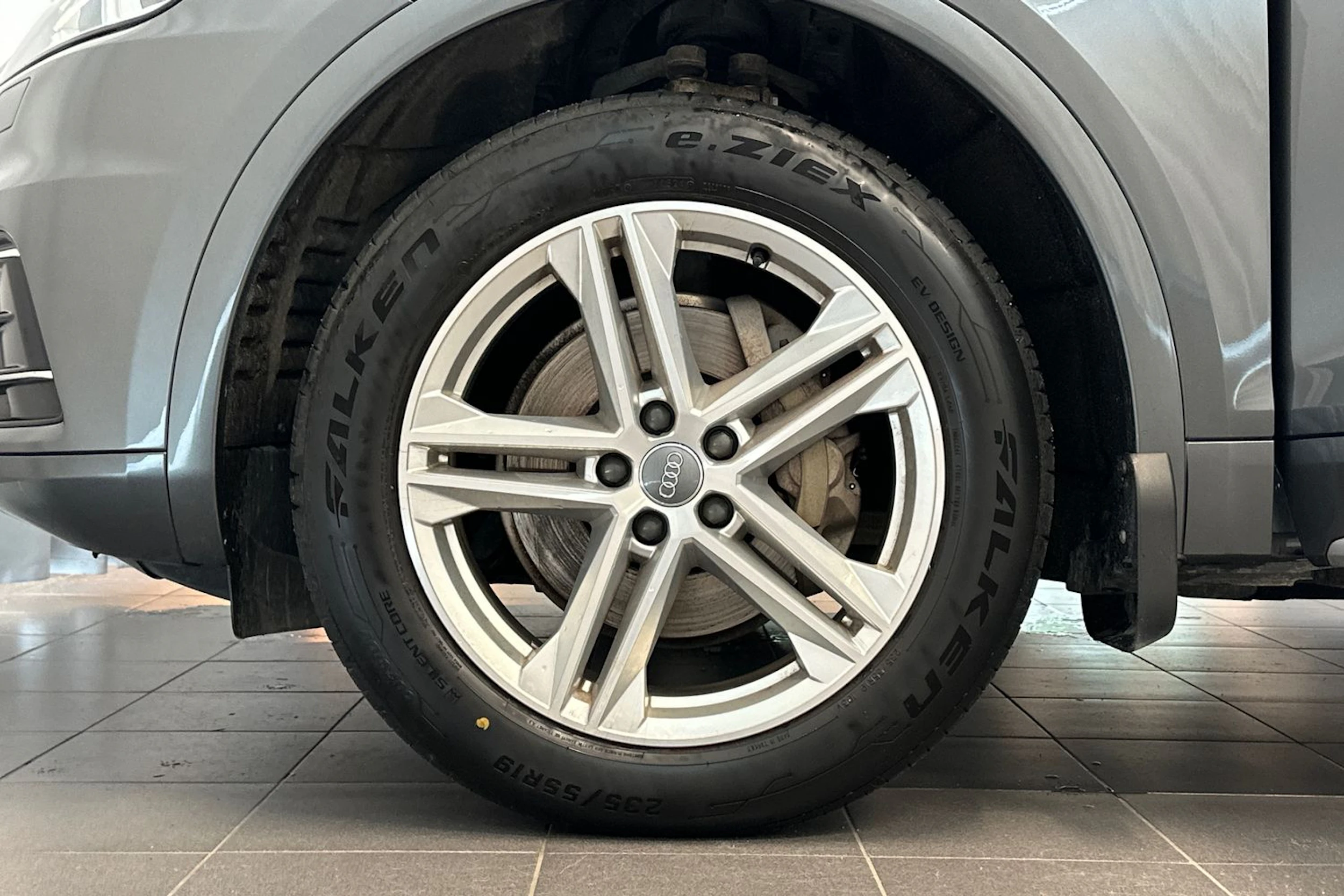 harmaa Audi Q5 2018 kuva 30.