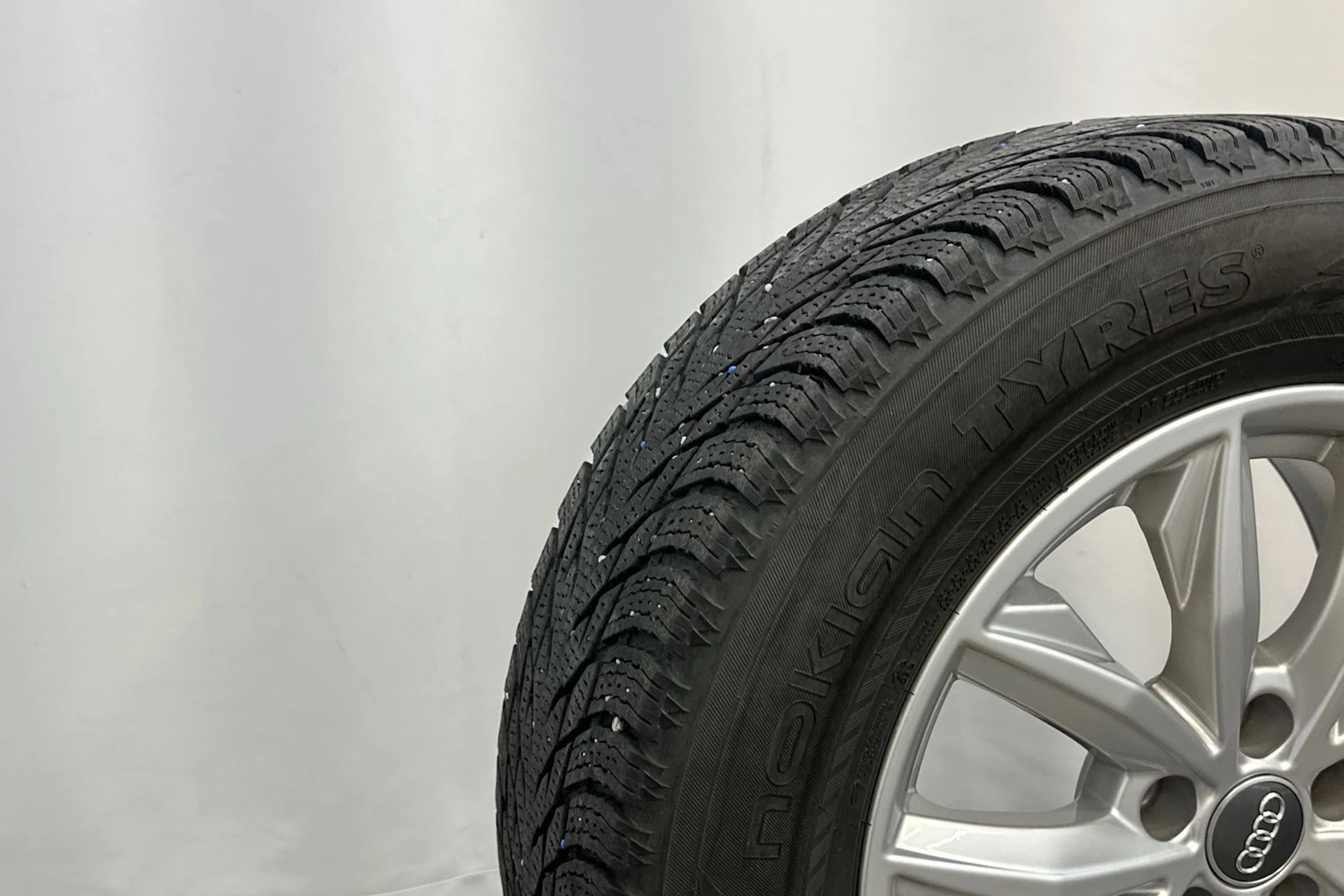 harmaa Audi Q5 2018 kuva 33.