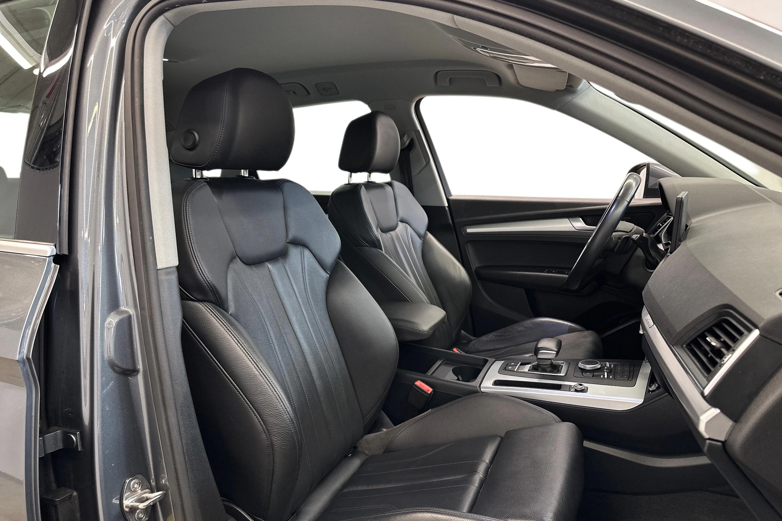 harmaa Audi Q5 2019 kuva 7.