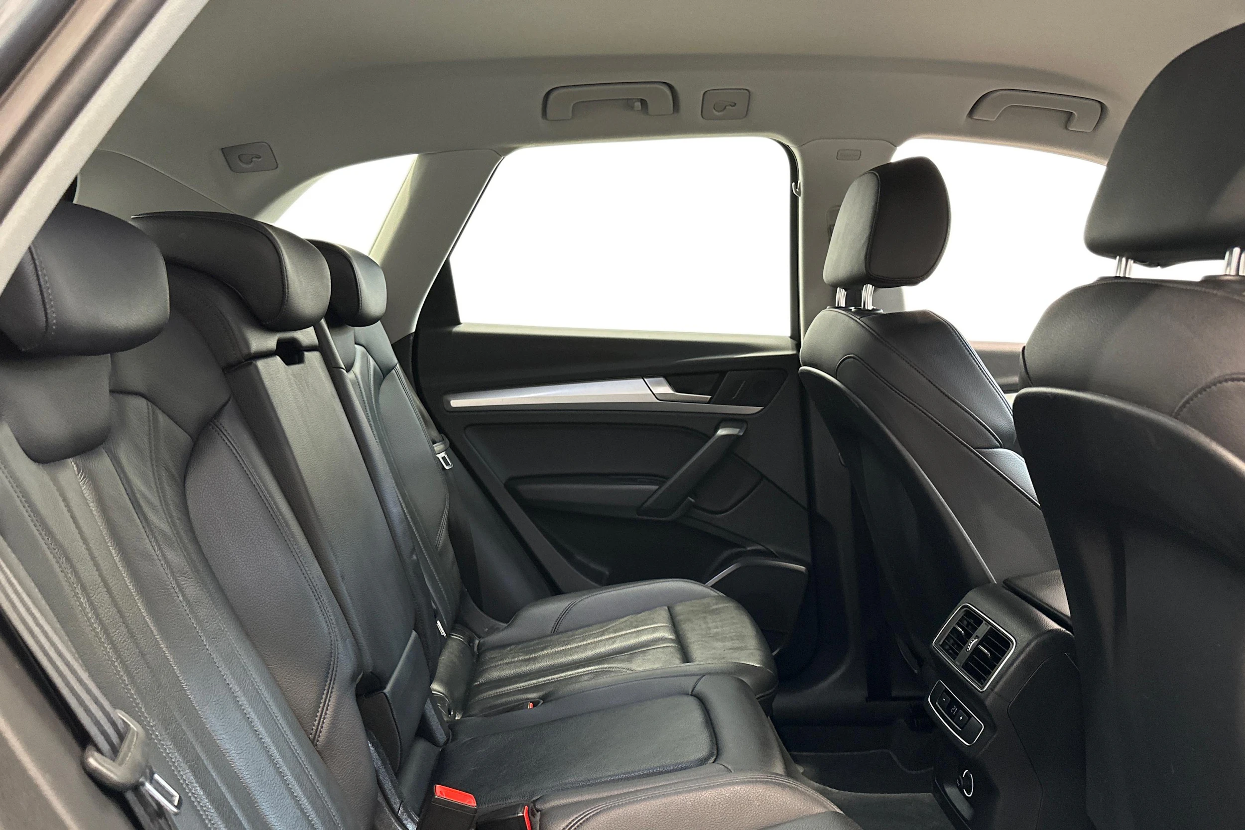 harmaa Audi Q5 2019 kuva 9.