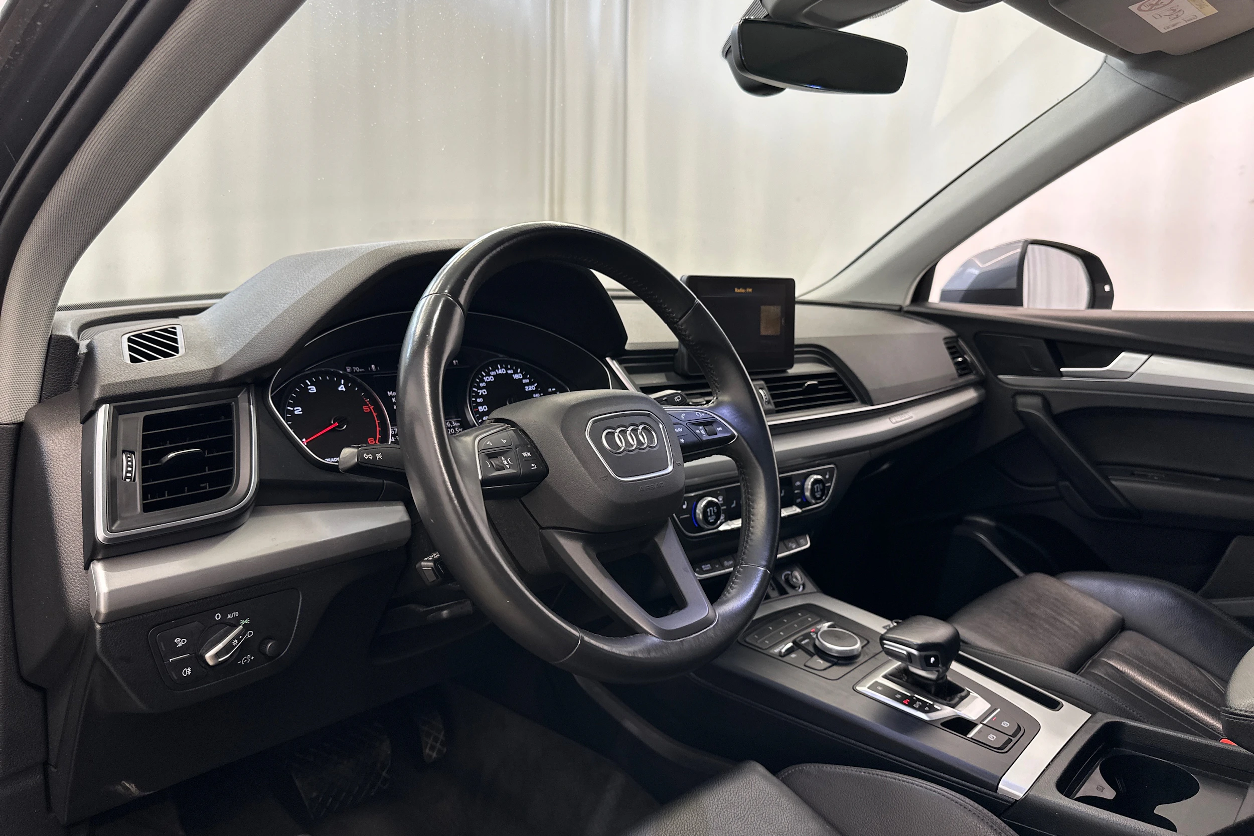 harmaa Audi Q5 2019 kuva 10.