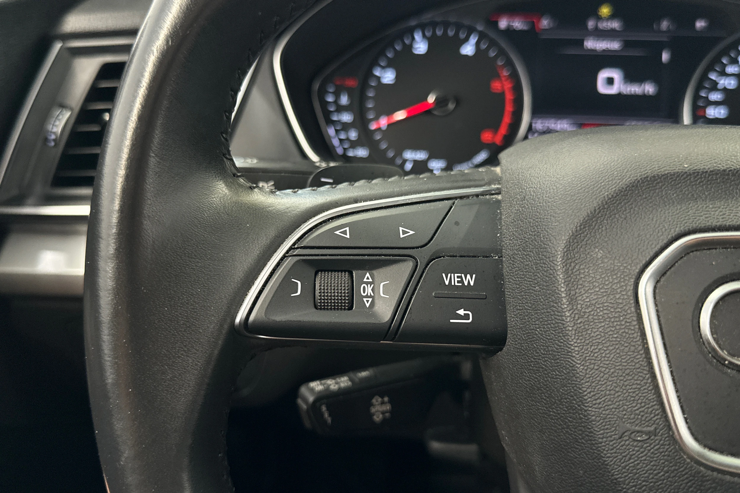 harmaa Audi Q5 2019 kuva 13.