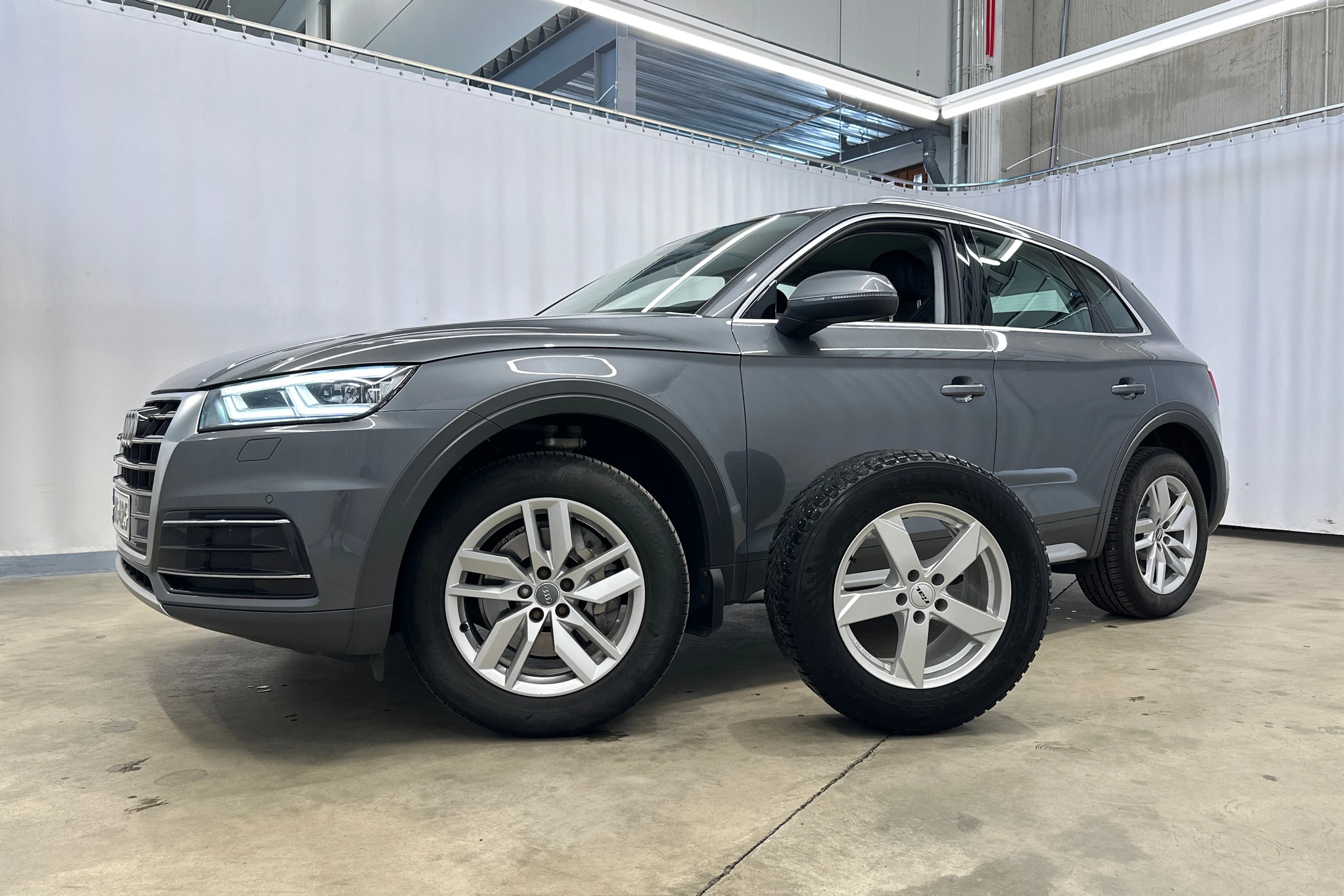 harmaa Audi Q5 2019 kuva 29.