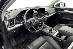 musta Audi Q5 2019 kuva 3.
