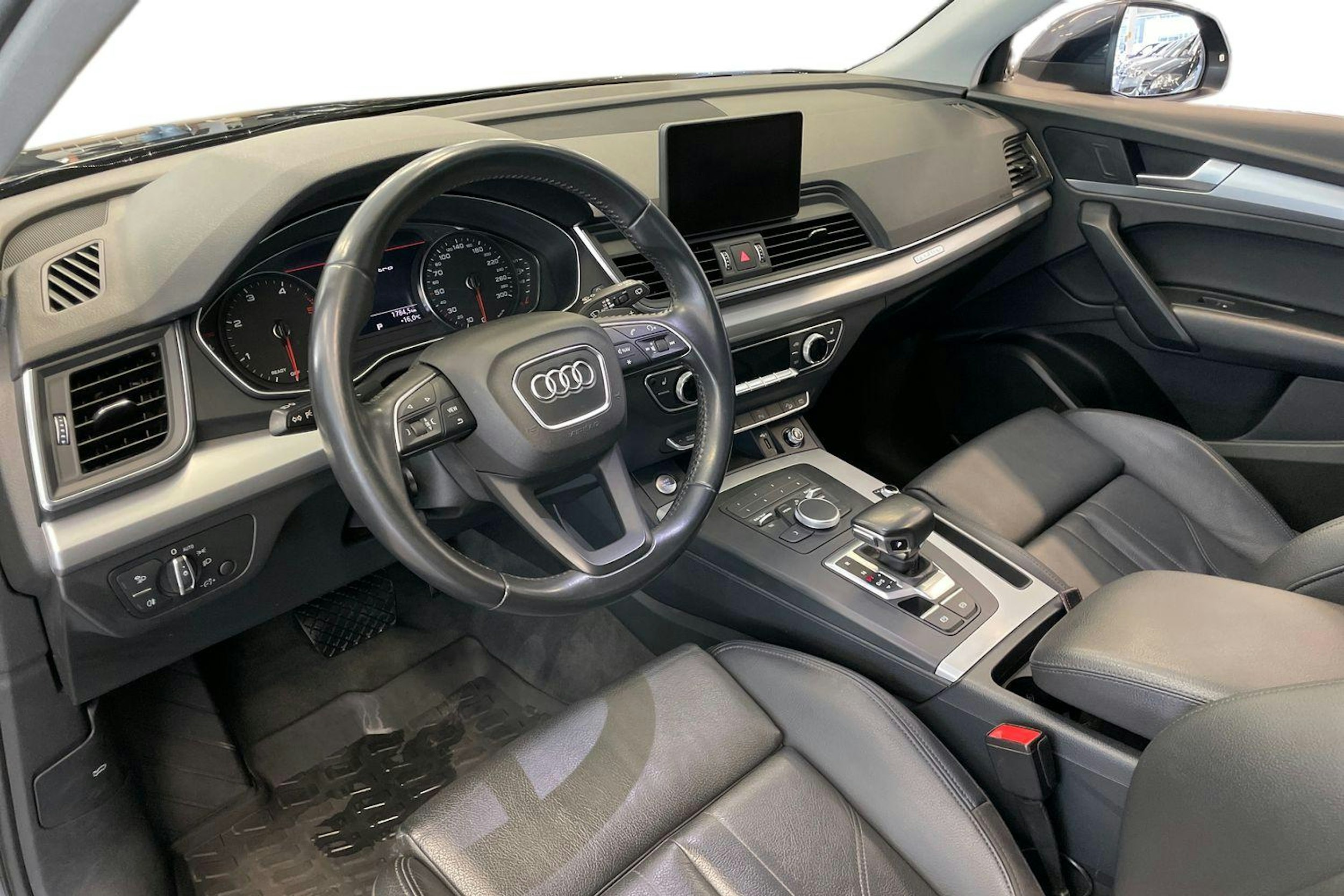 sininen Audi Q5 2019 kuva 7.