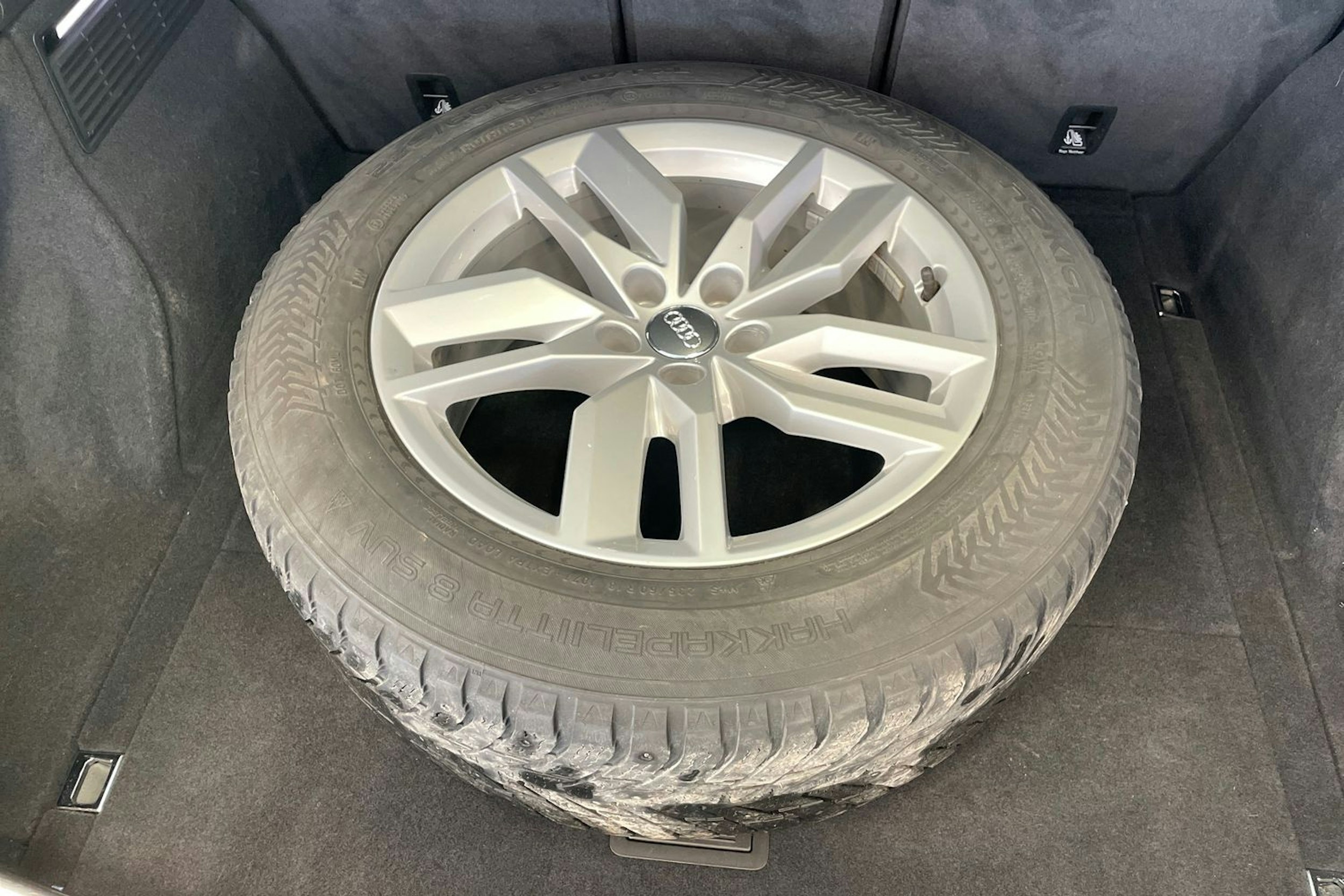 sininen Audi Q5 2019 kuva 13.