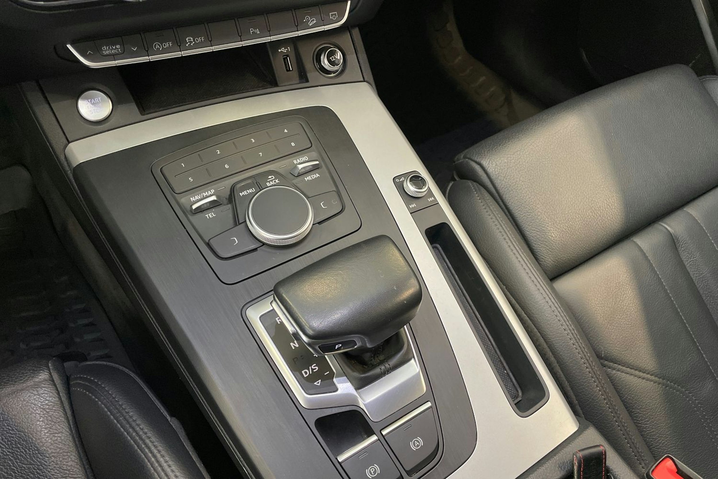 sininen Audi Q5 2019 kuva 18.