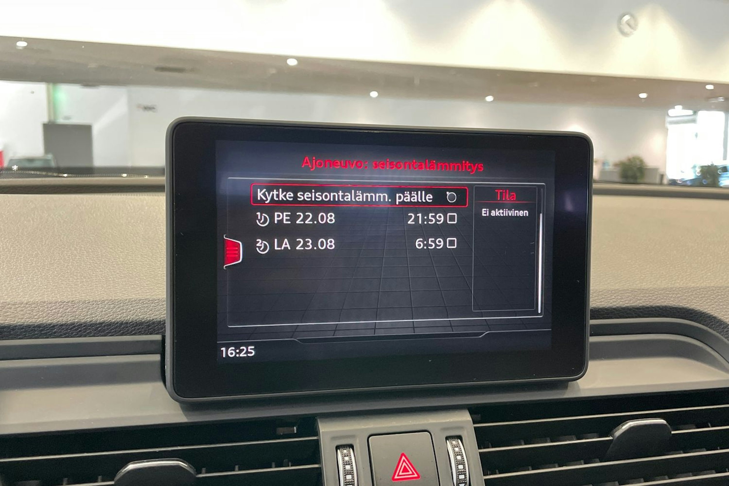 sininen Audi Q5 2019 kuva 21.