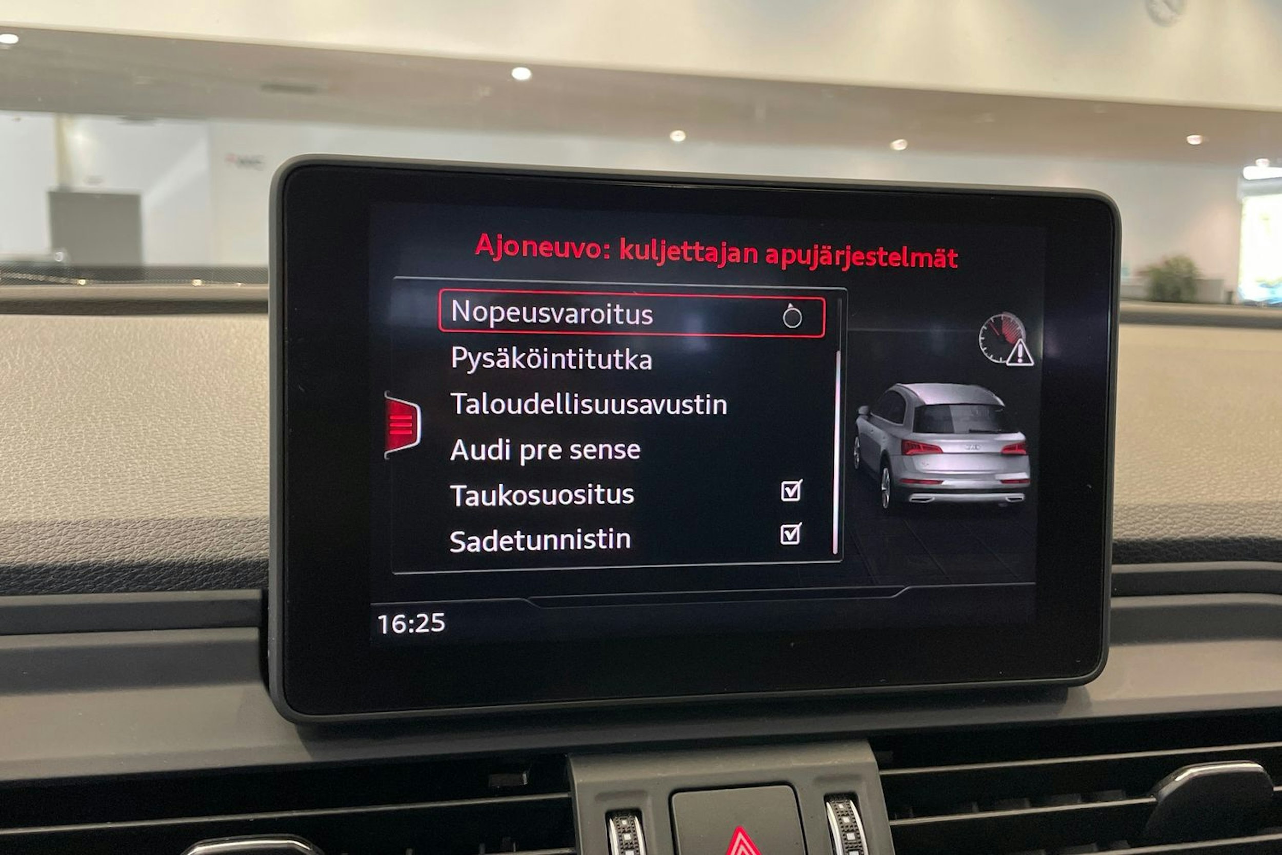 sininen Audi Q5 2019 kuva 22.