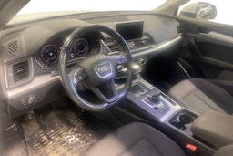 Valkoinen Audi Q5 2019 kuva 3.