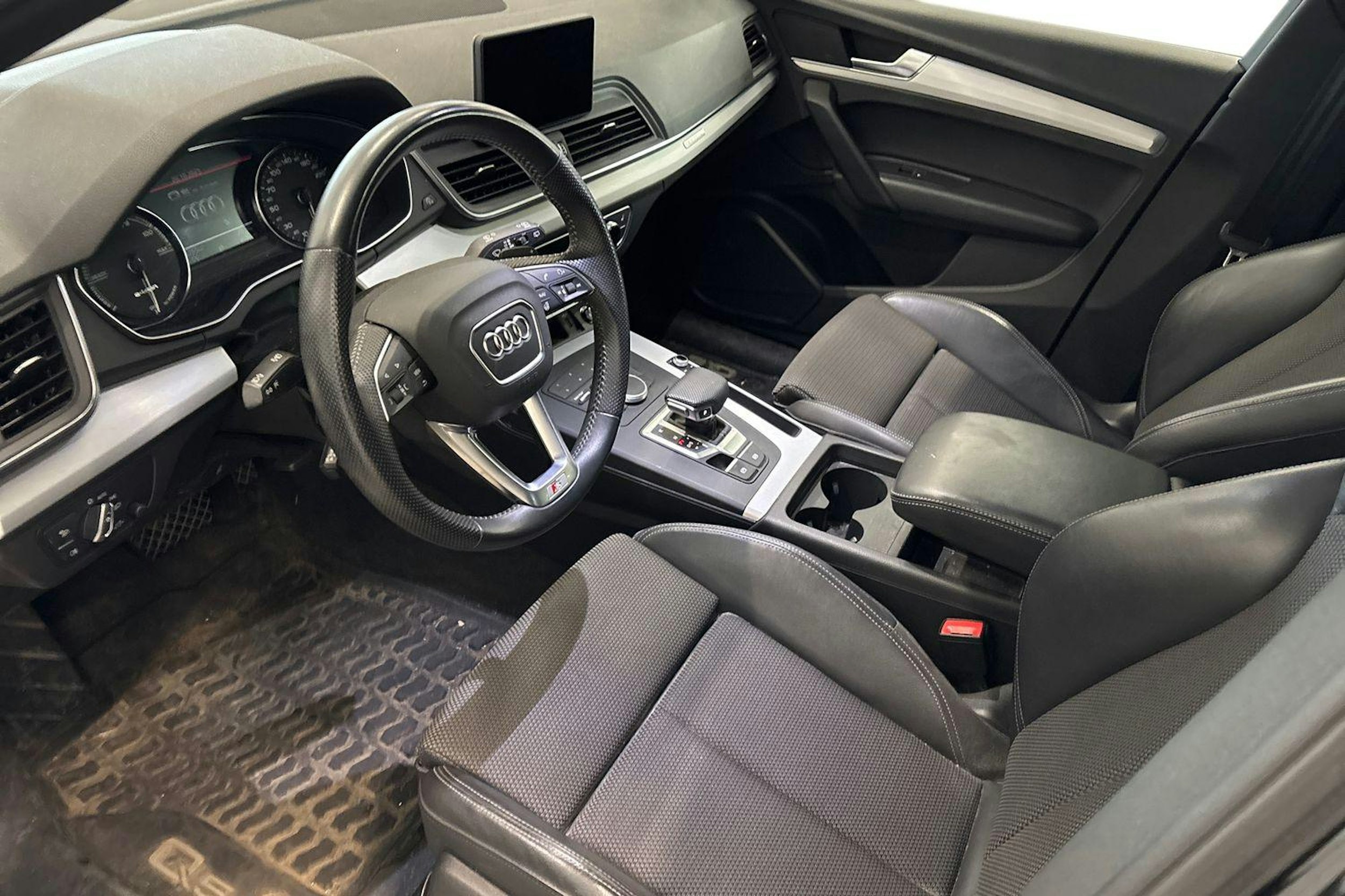 musta Audi Q5 2019 kuva 3.