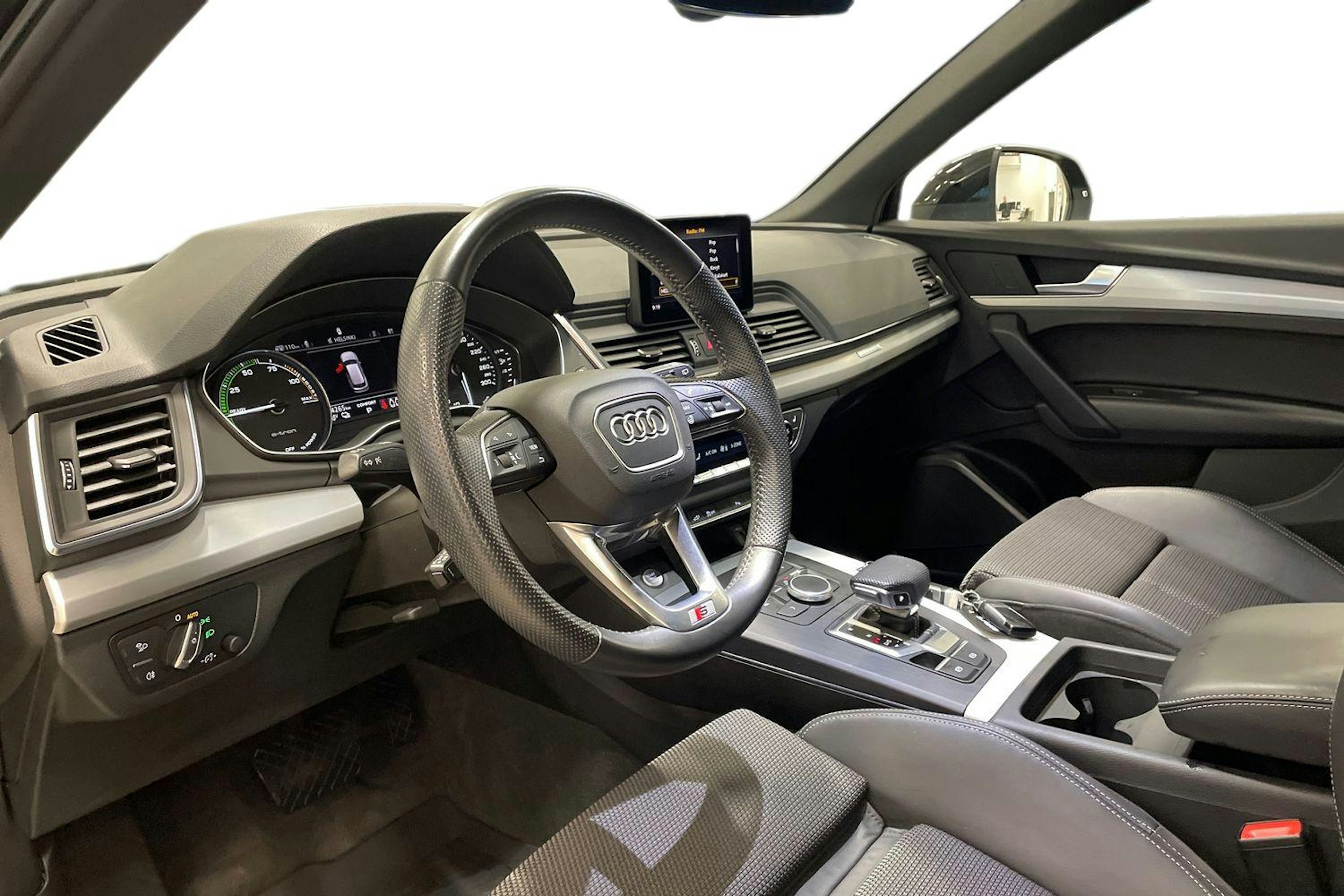 musta Audi Q5 2019 kuva 7.