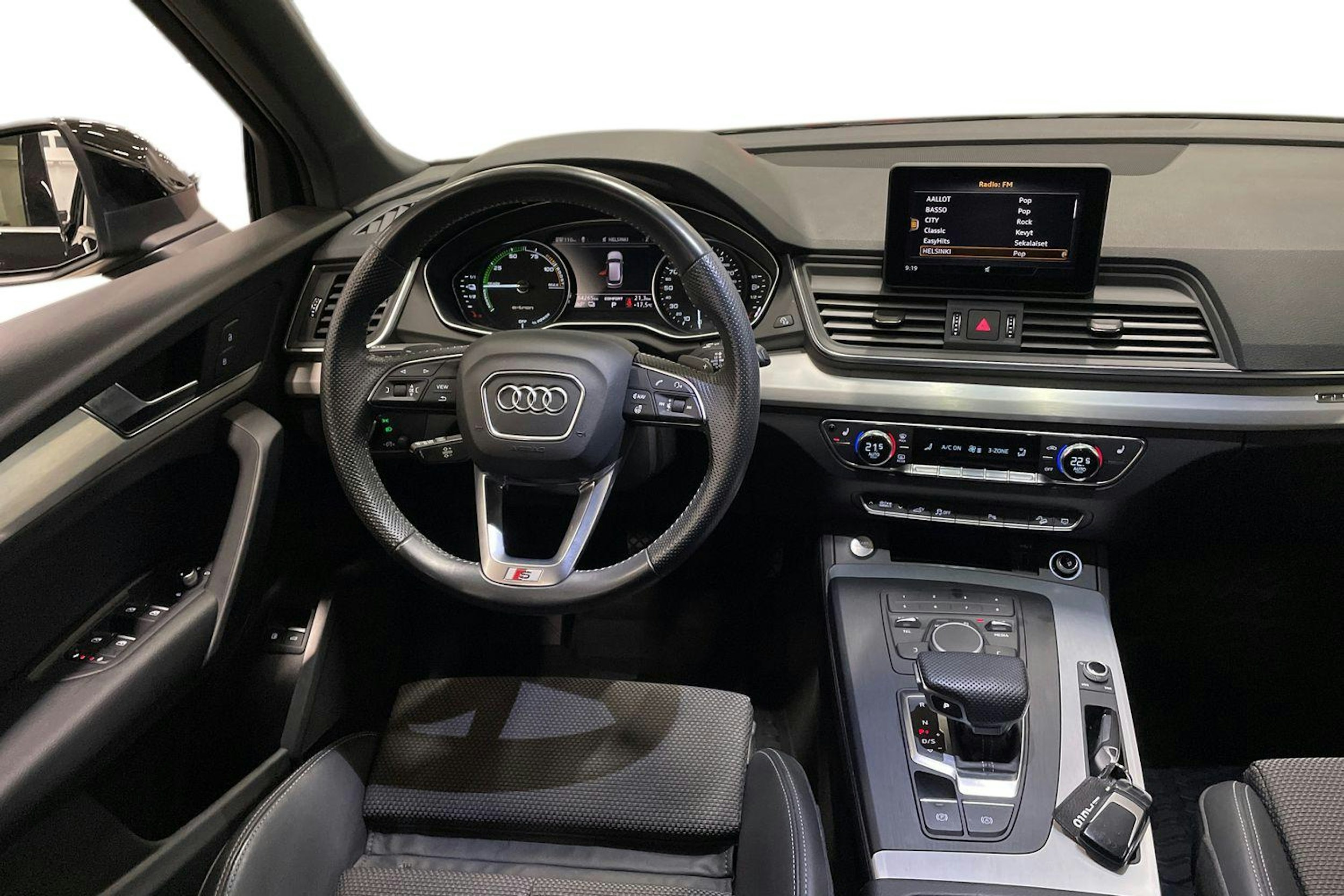 musta Audi Q5 2019 kuva 9.