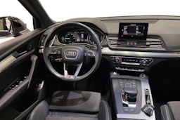 musta Audi Q5 2019 kuva 9.
