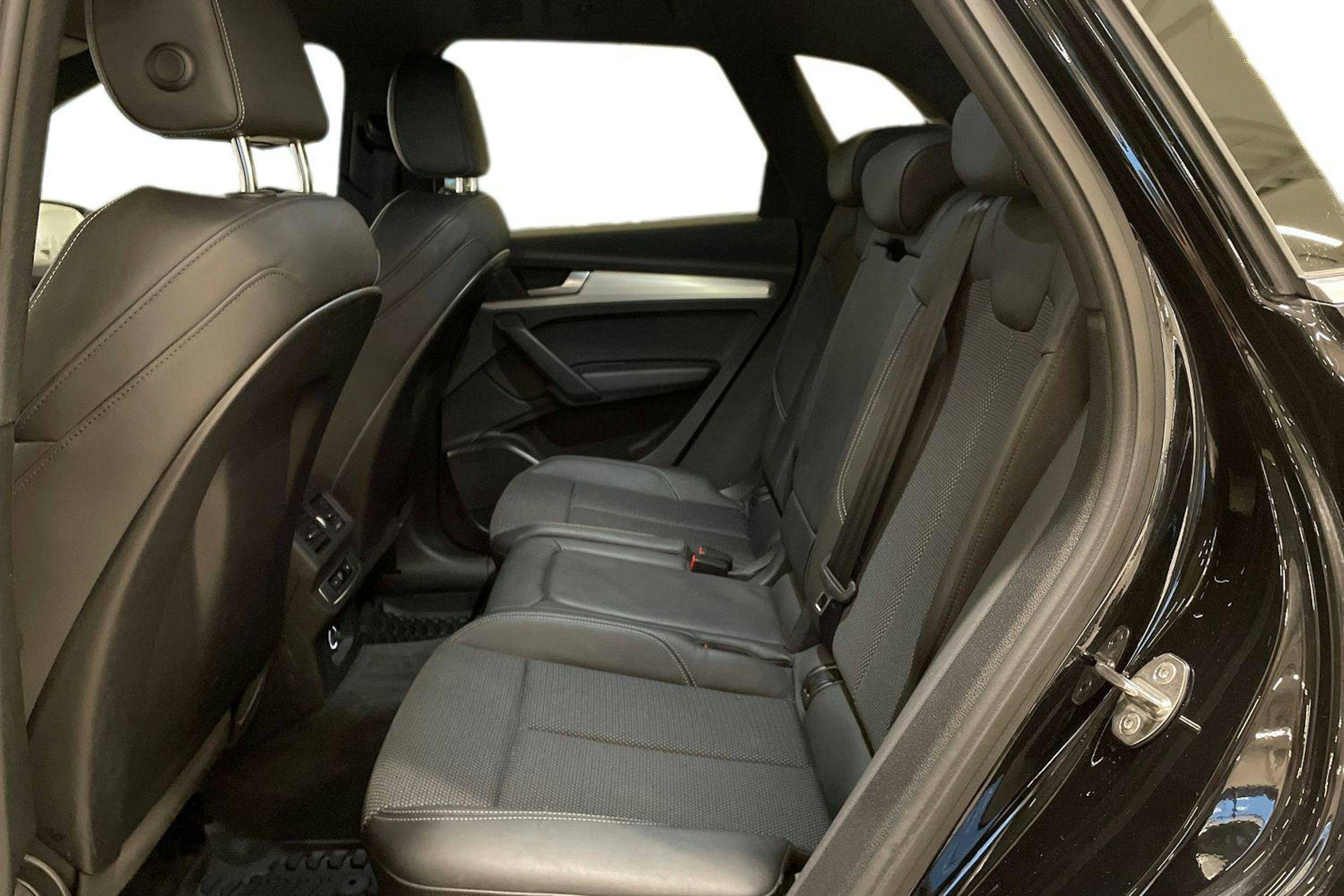 musta Audi Q5 2019 kuva 10.