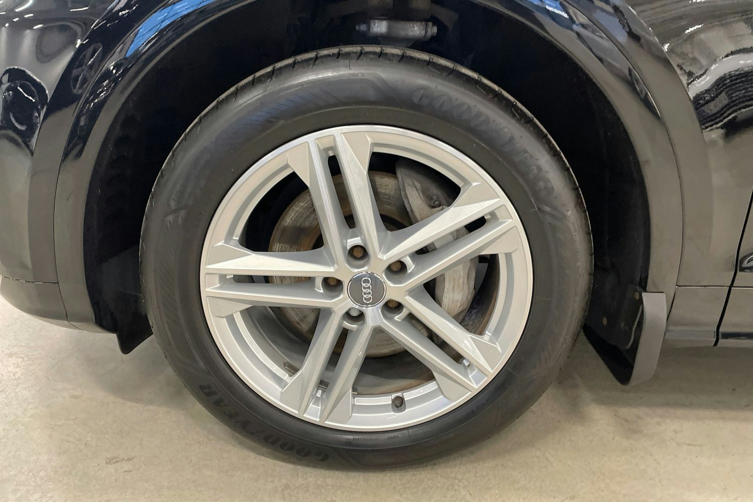 musta Audi Q5 2019 kuva 11.