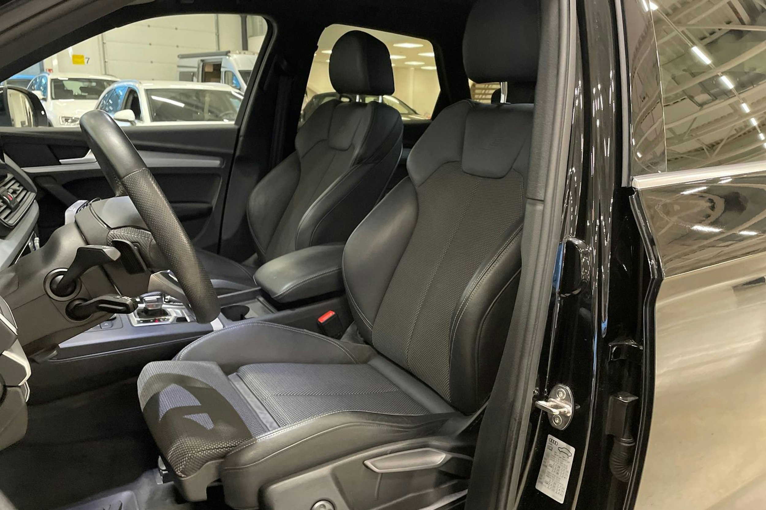 musta Audi Q5 2019 kuva 14.