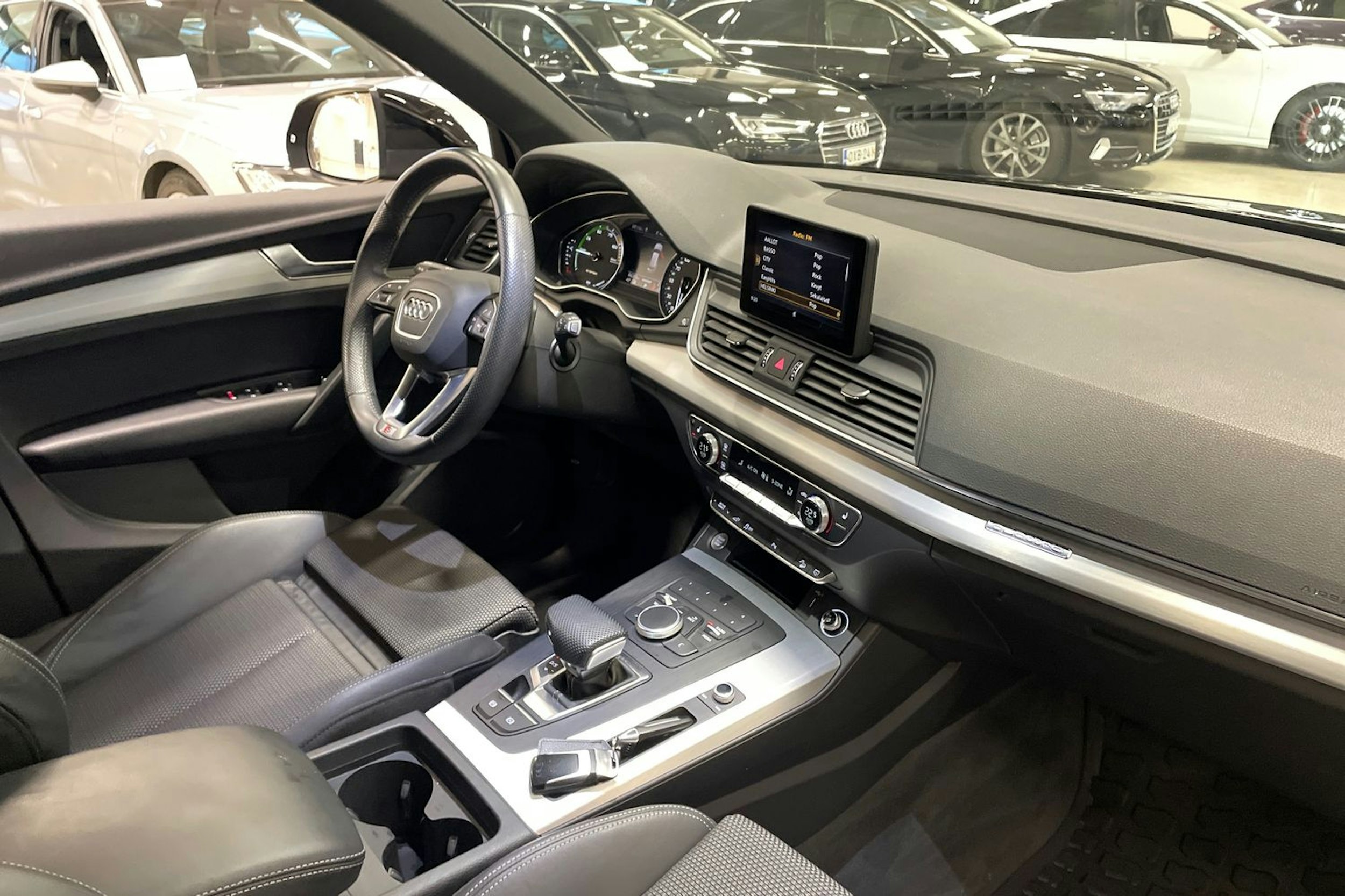 musta Audi Q5 2019 kuva 15.
