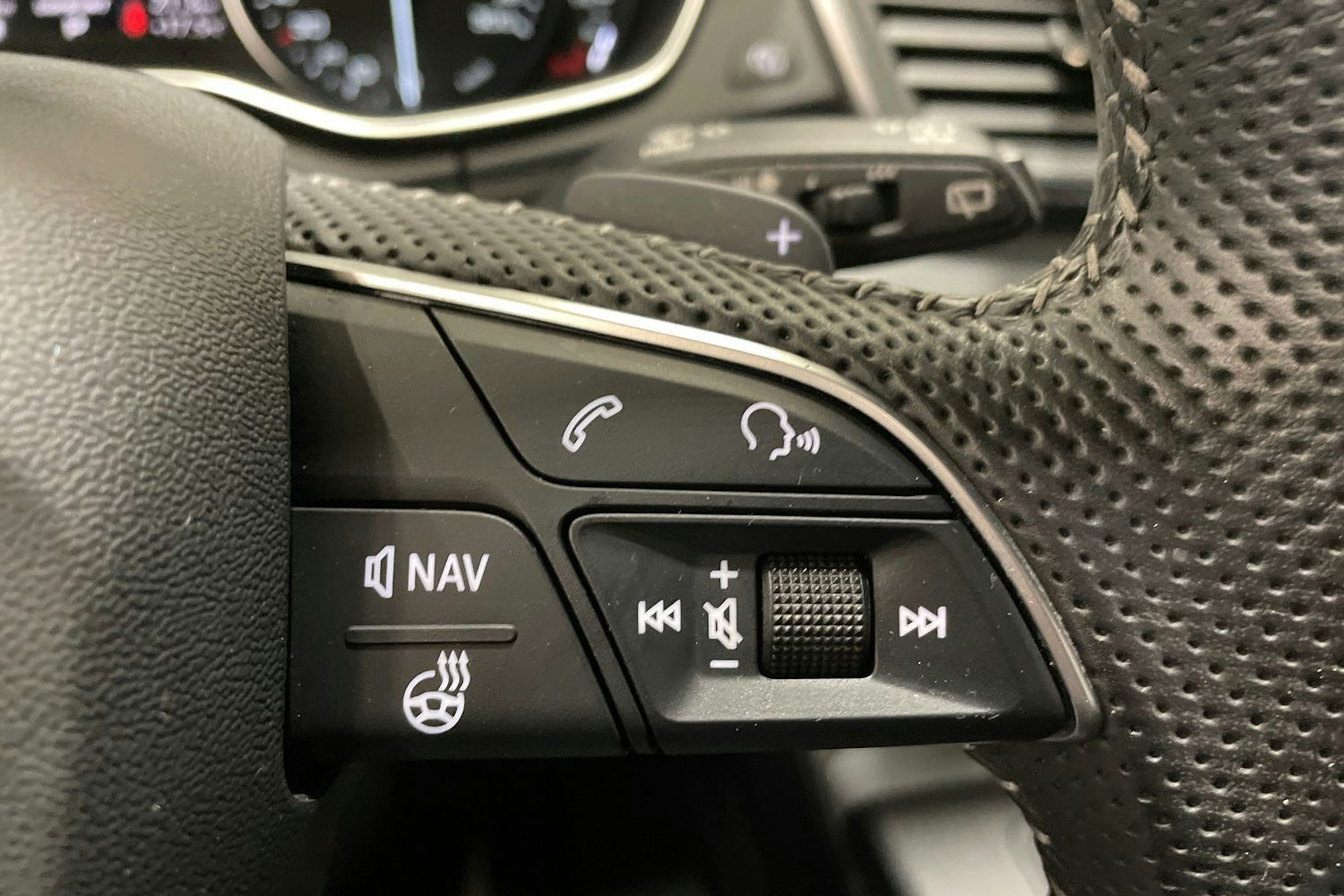 musta Audi Q5 2019 kuva 17.