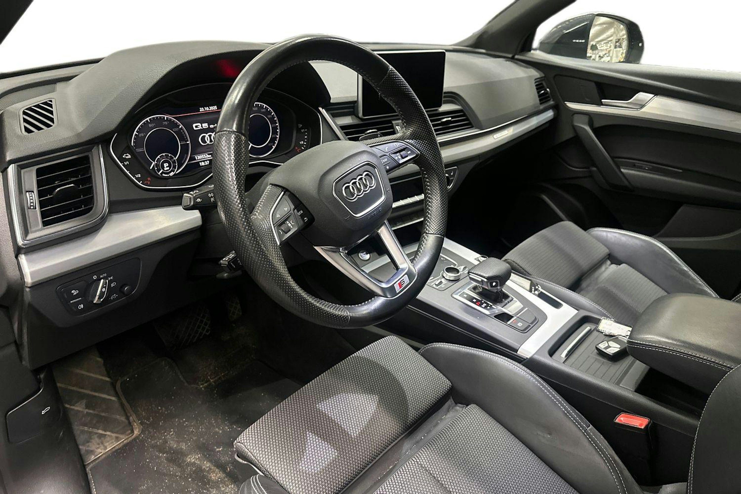 Musta Audi Q5 2019 kuva 3.