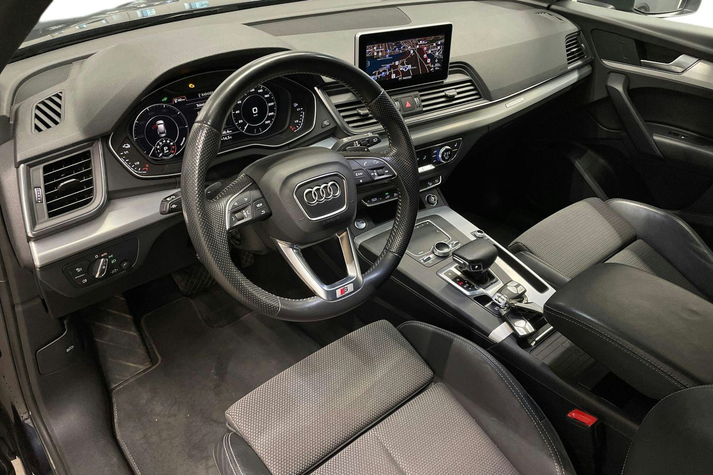 Musta Audi Q5 2019 kuva 7.